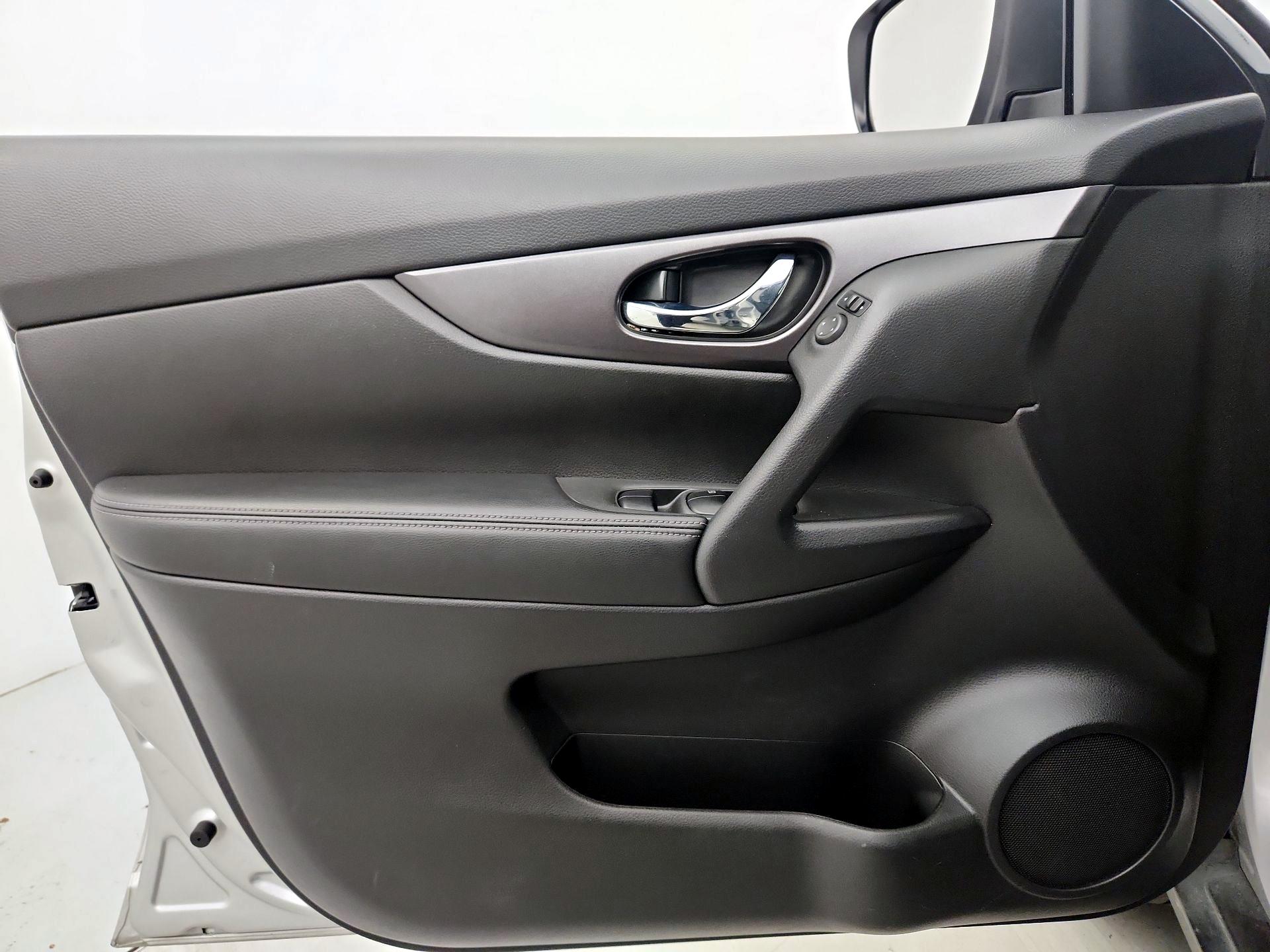 Thumbnail: 2016 Nissan Rogue - 12