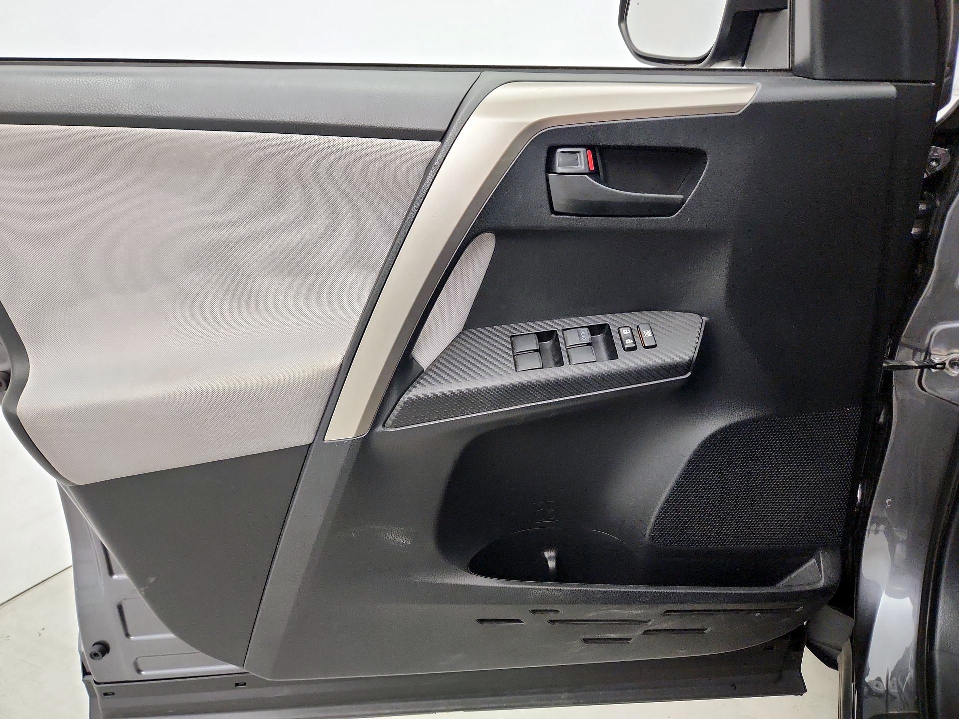 Thumbnail: 2015 Toyota RAV4 - 12