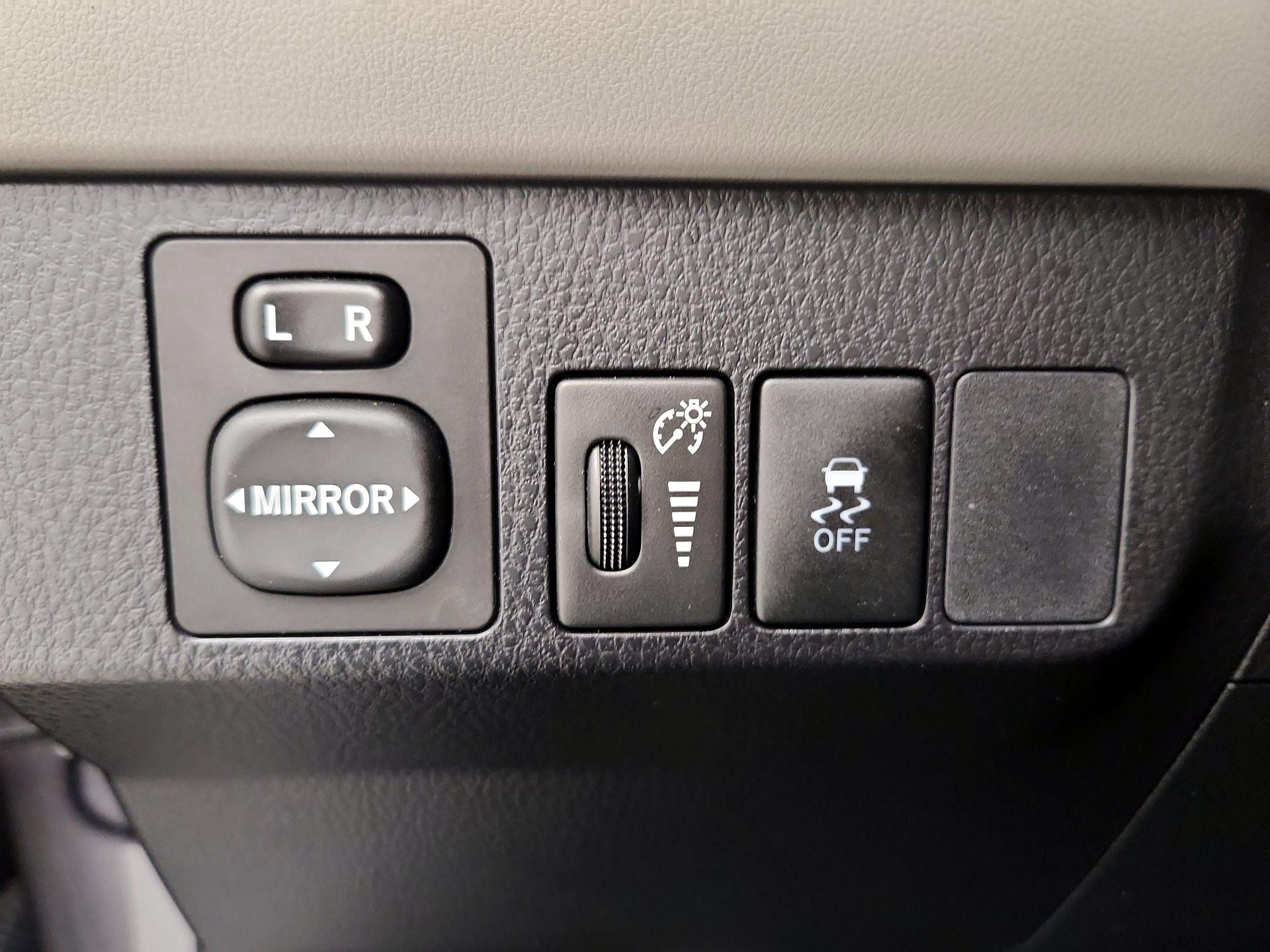 Thumbnail: 2015 Toyota RAV4 - 13