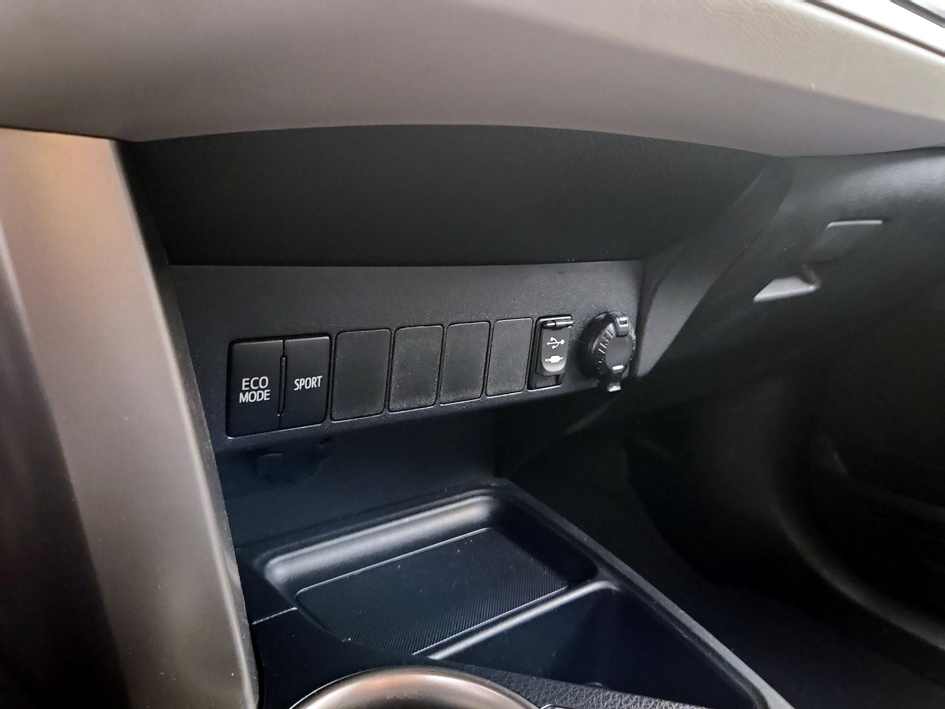 Thumbnail: 2015 Toyota RAV4 - 18