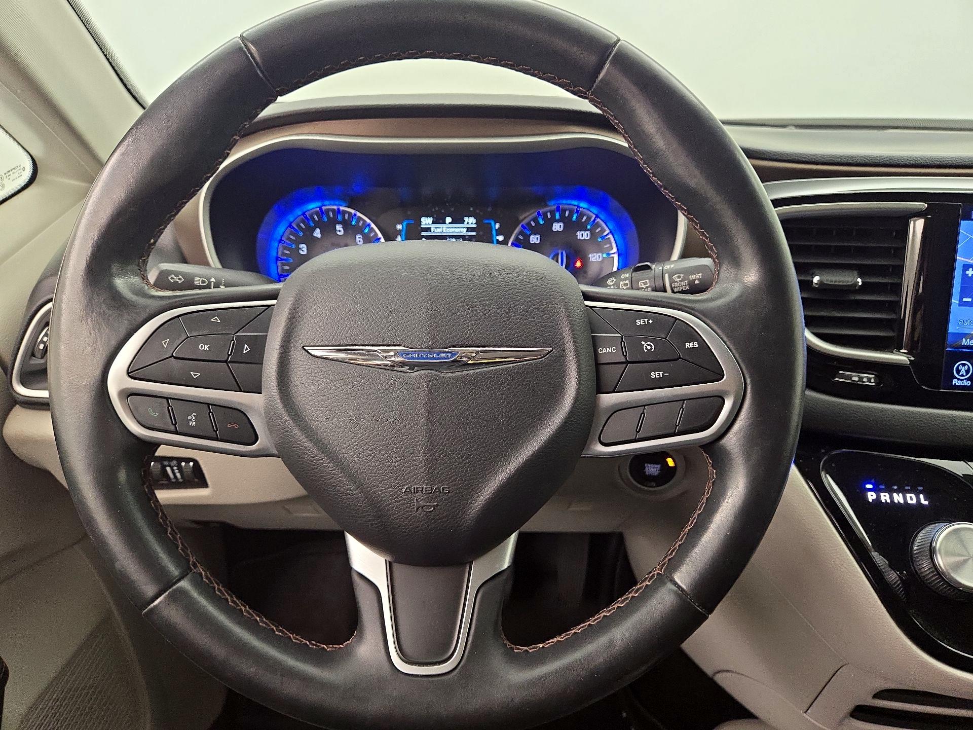 Thumbnail: 2017 Chrysler Pacifica - 10