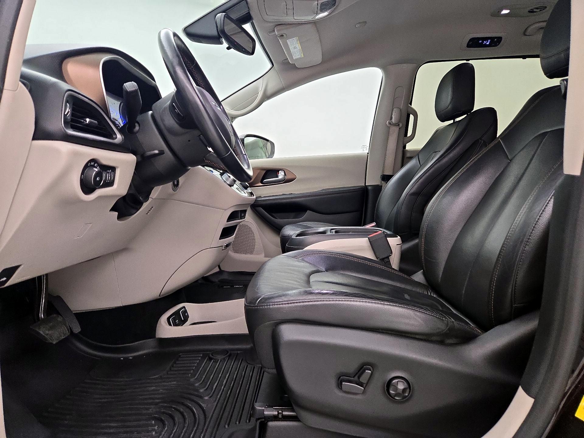 Thumbnail: 2017 Chrysler Pacifica - 11