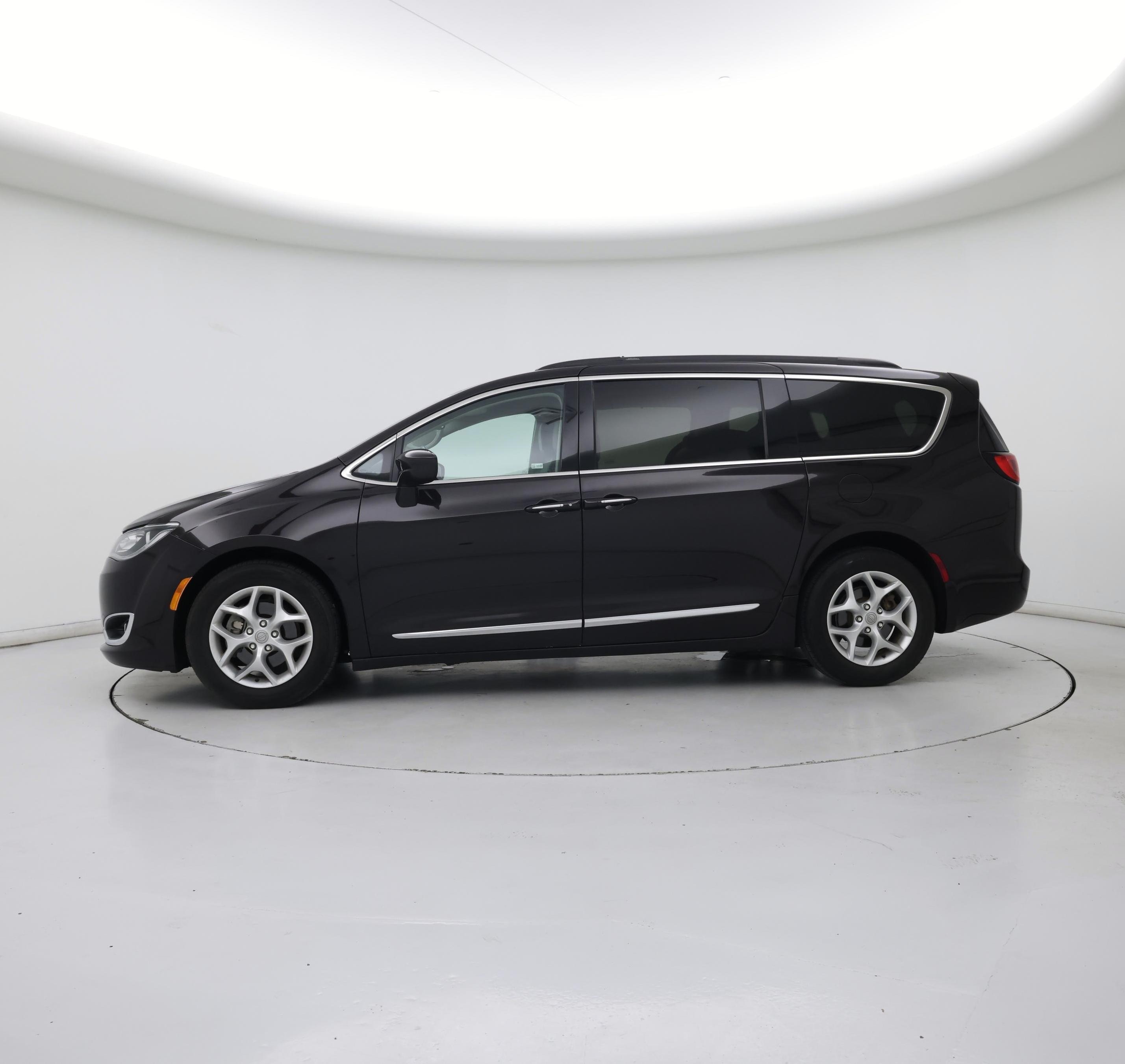 Thumbnail: 2017 Chrysler Pacifica - 3