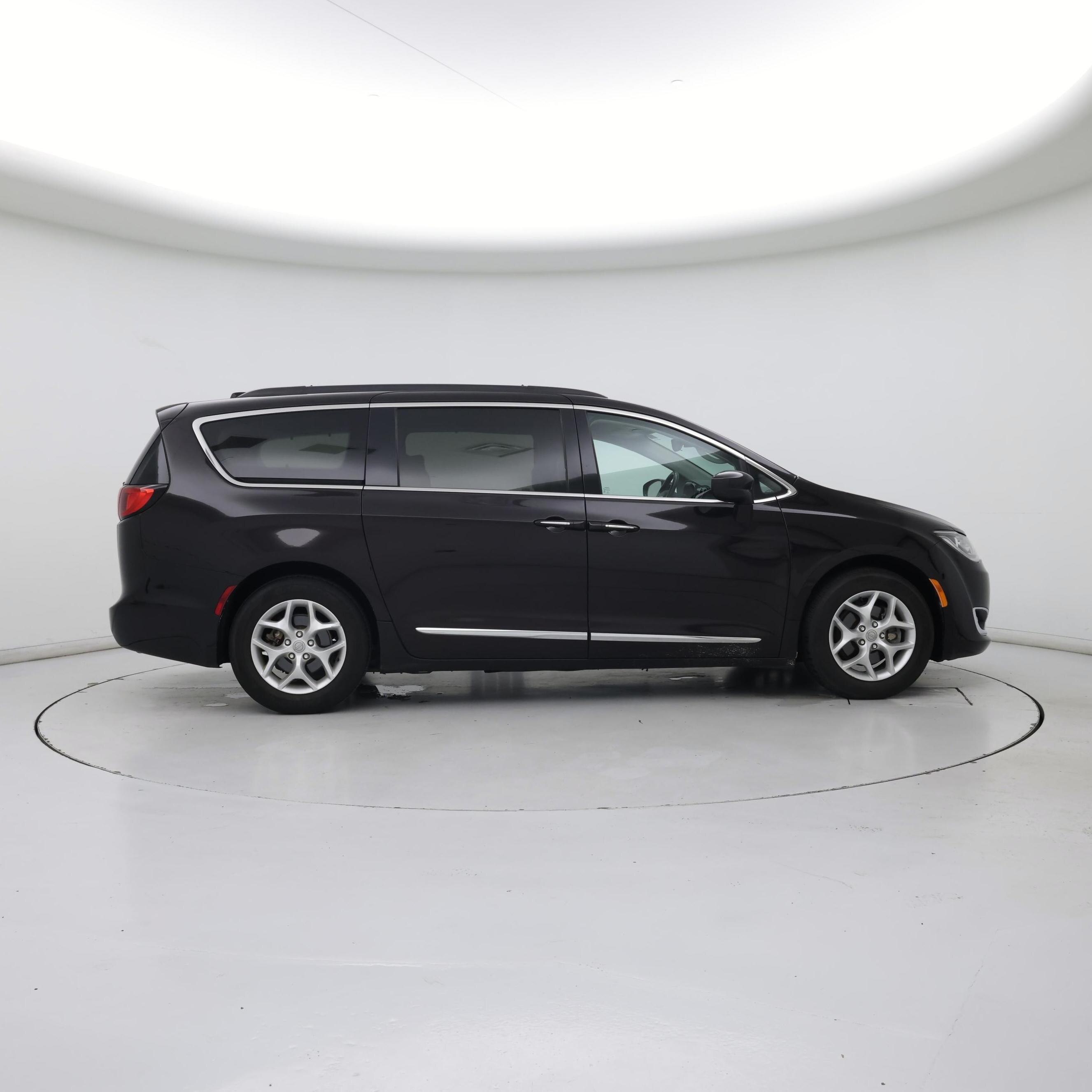 Thumbnail: 2017 Chrysler Pacifica - 7