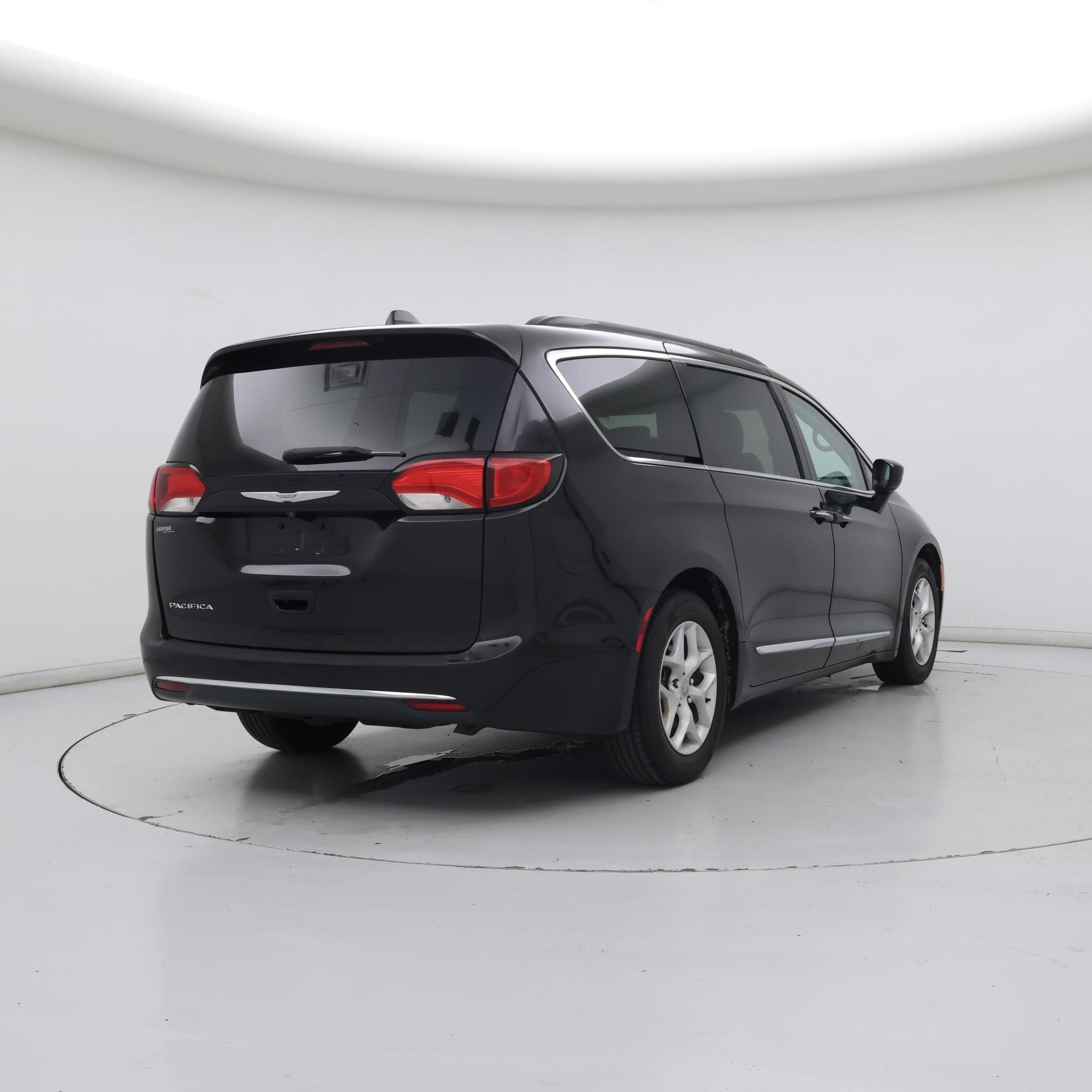 Thumbnail: 2017 Chrysler Pacifica - 8