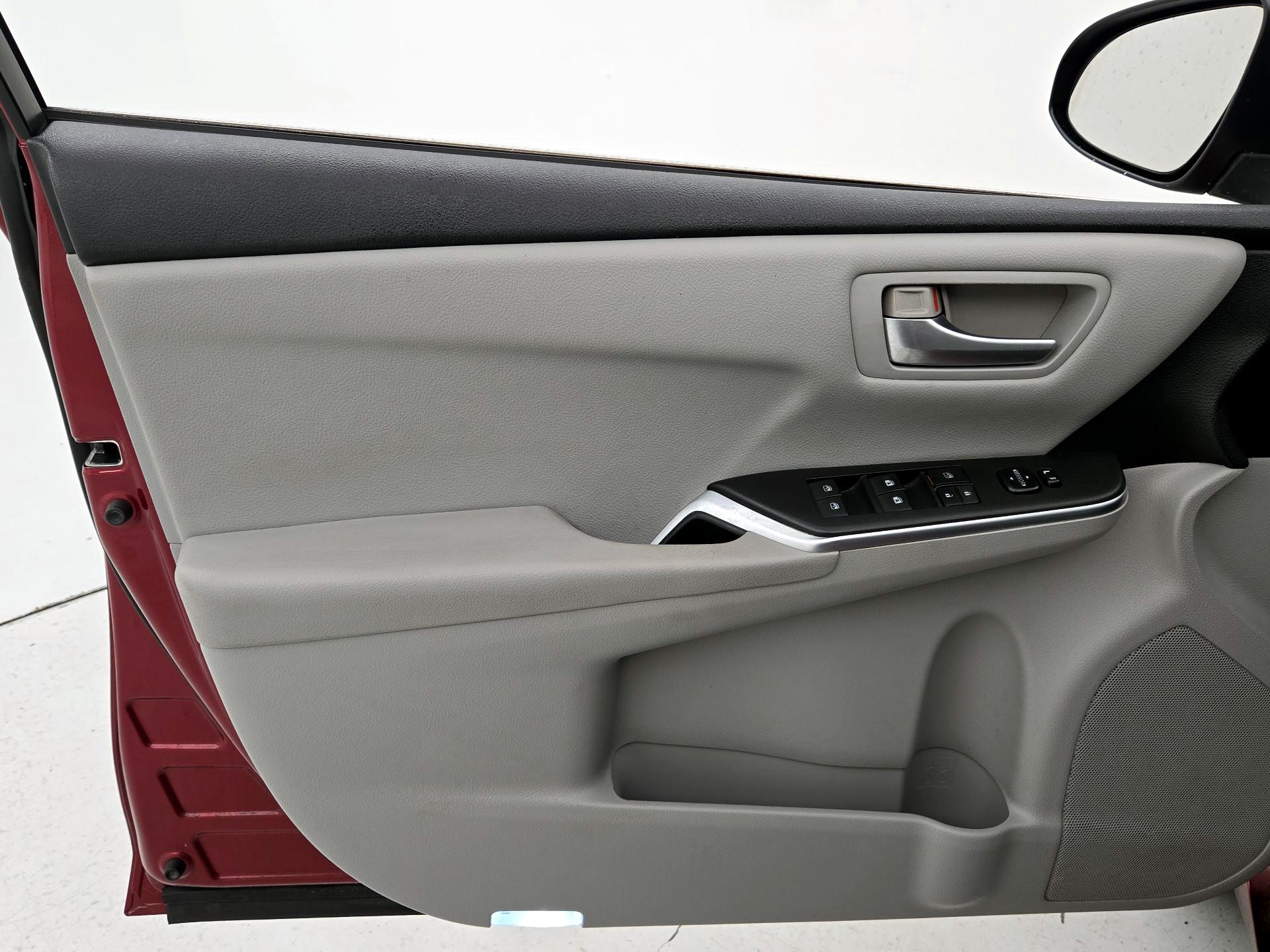 Thumbnail: 2016 Toyota Camry - 12