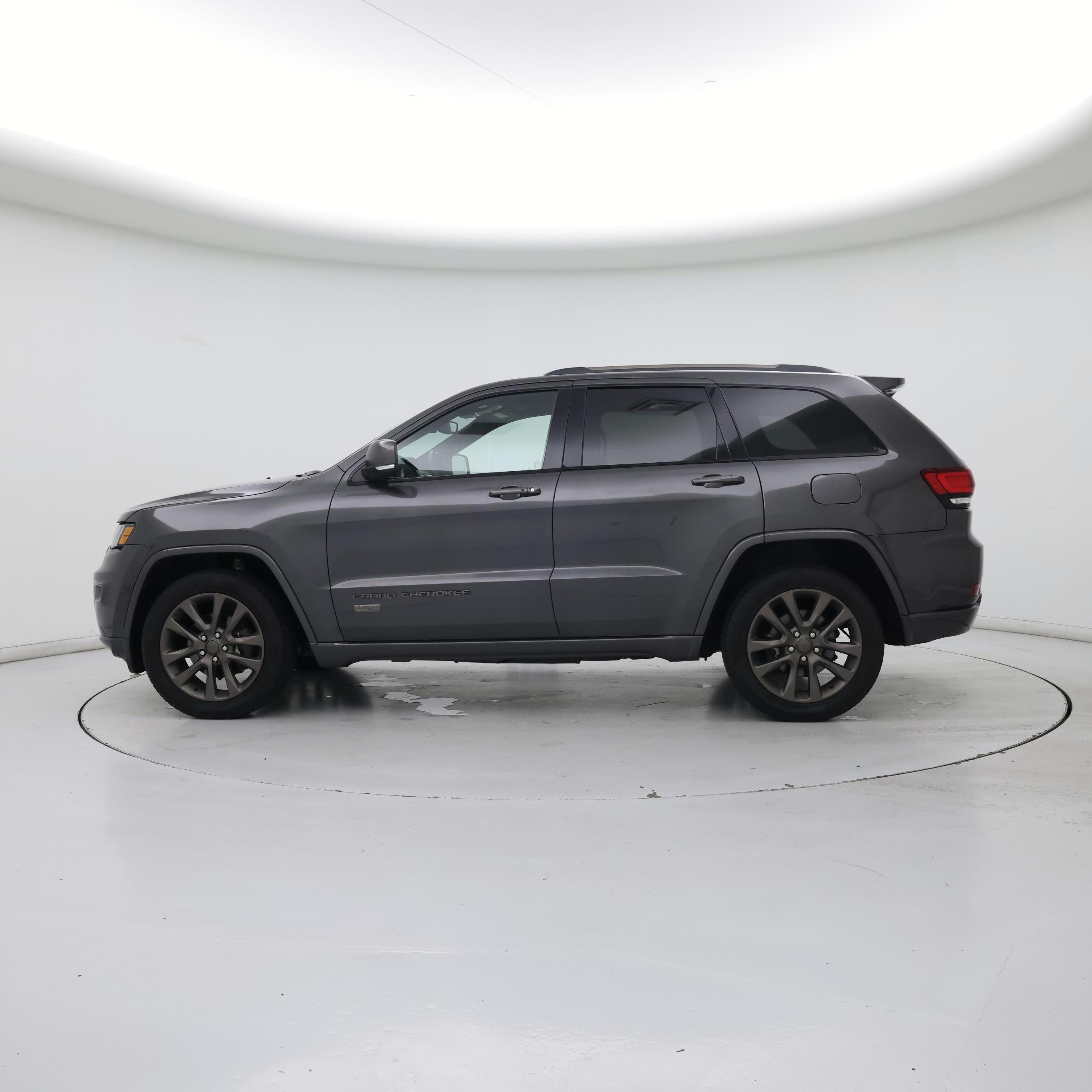 Thumbnail: 2017 Jeep Grand Cherokee - 3