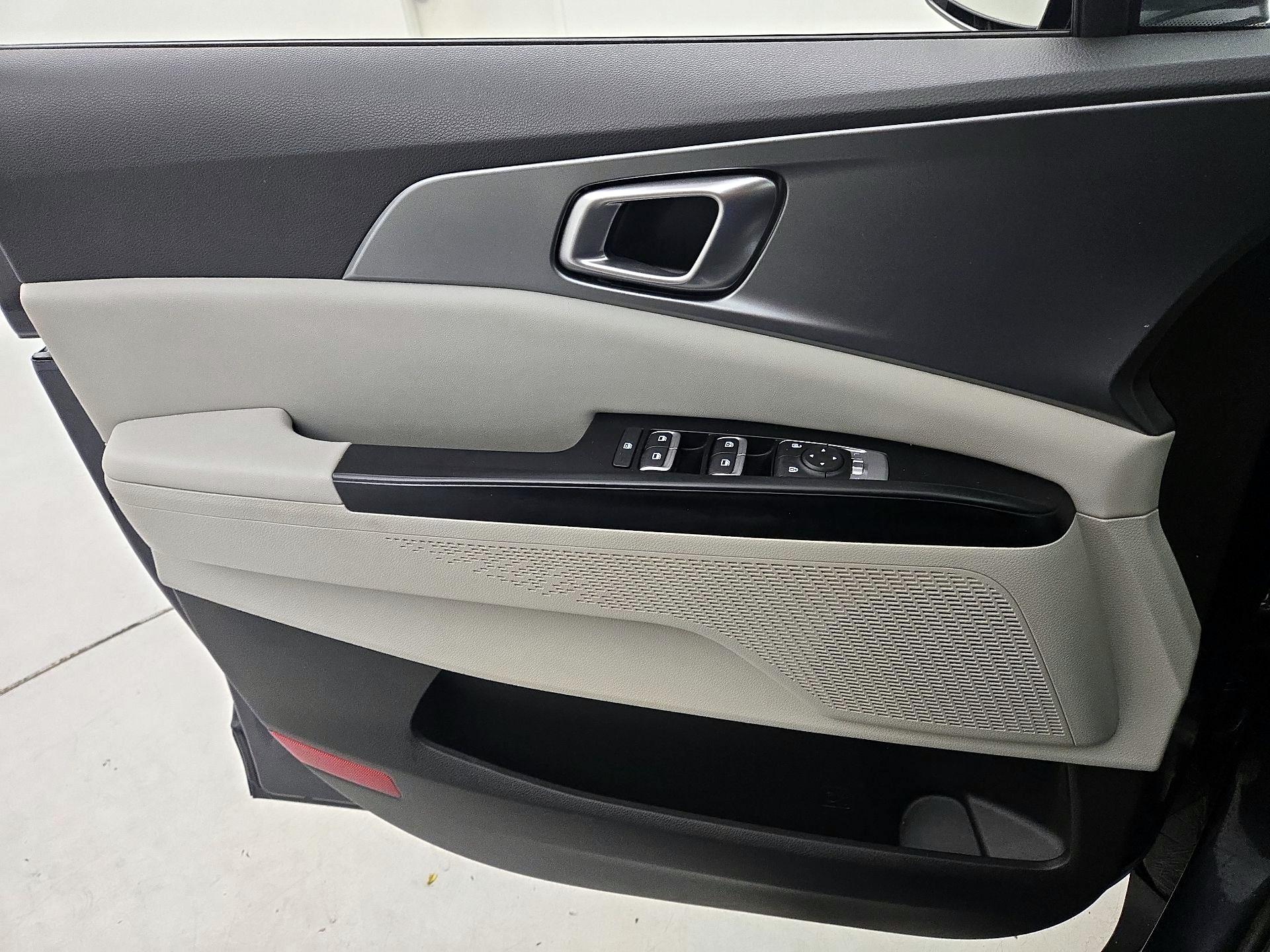 Thumbnail: 2022 Kia Carnival - 12