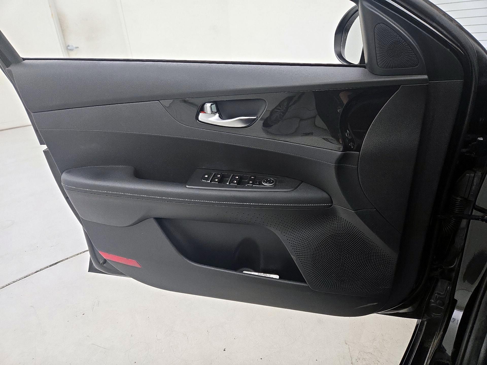 Thumbnail: 2022 Kia Forte - 12
