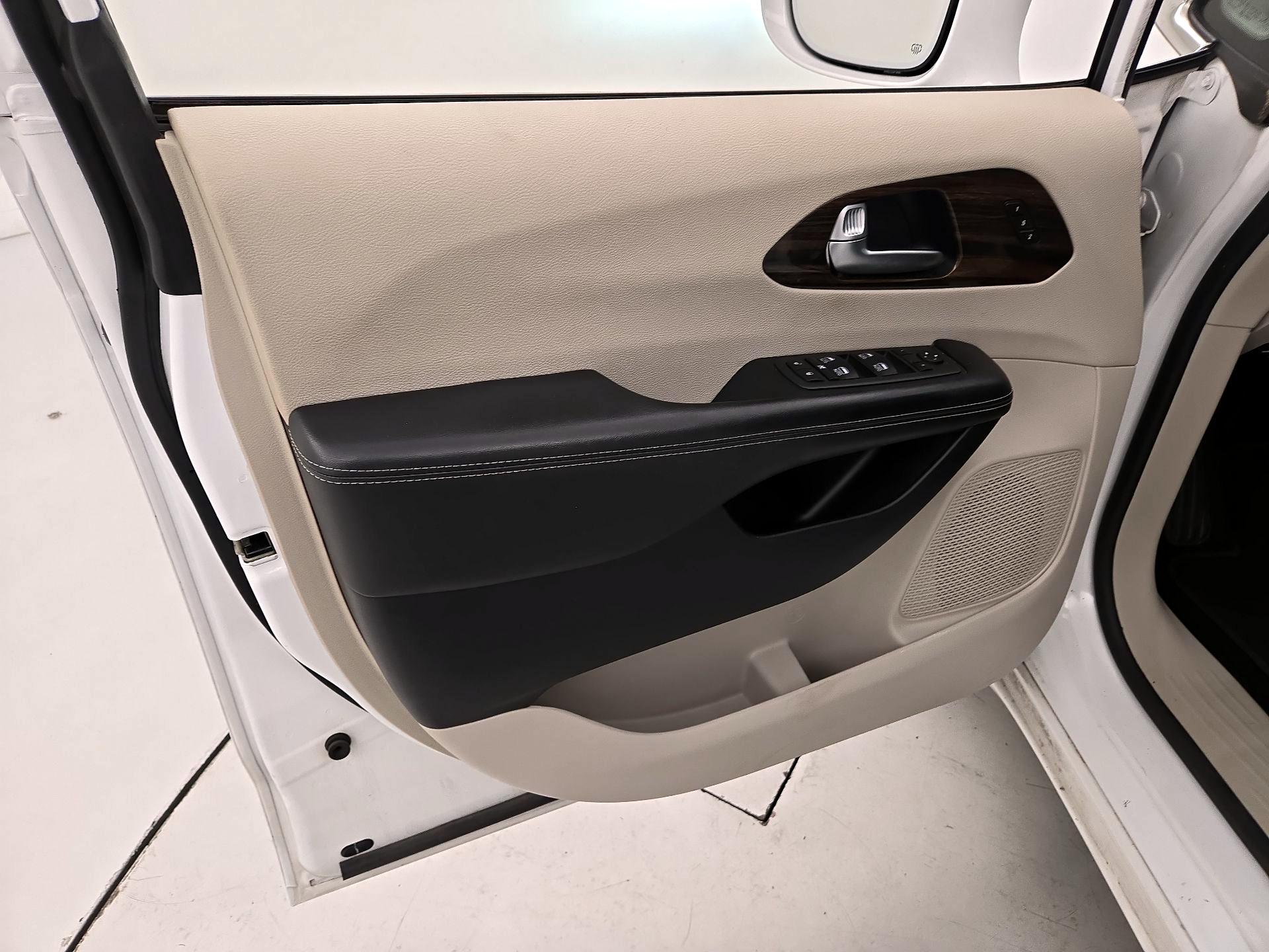 Thumbnail: 2021 Chrysler Pacifica - 12