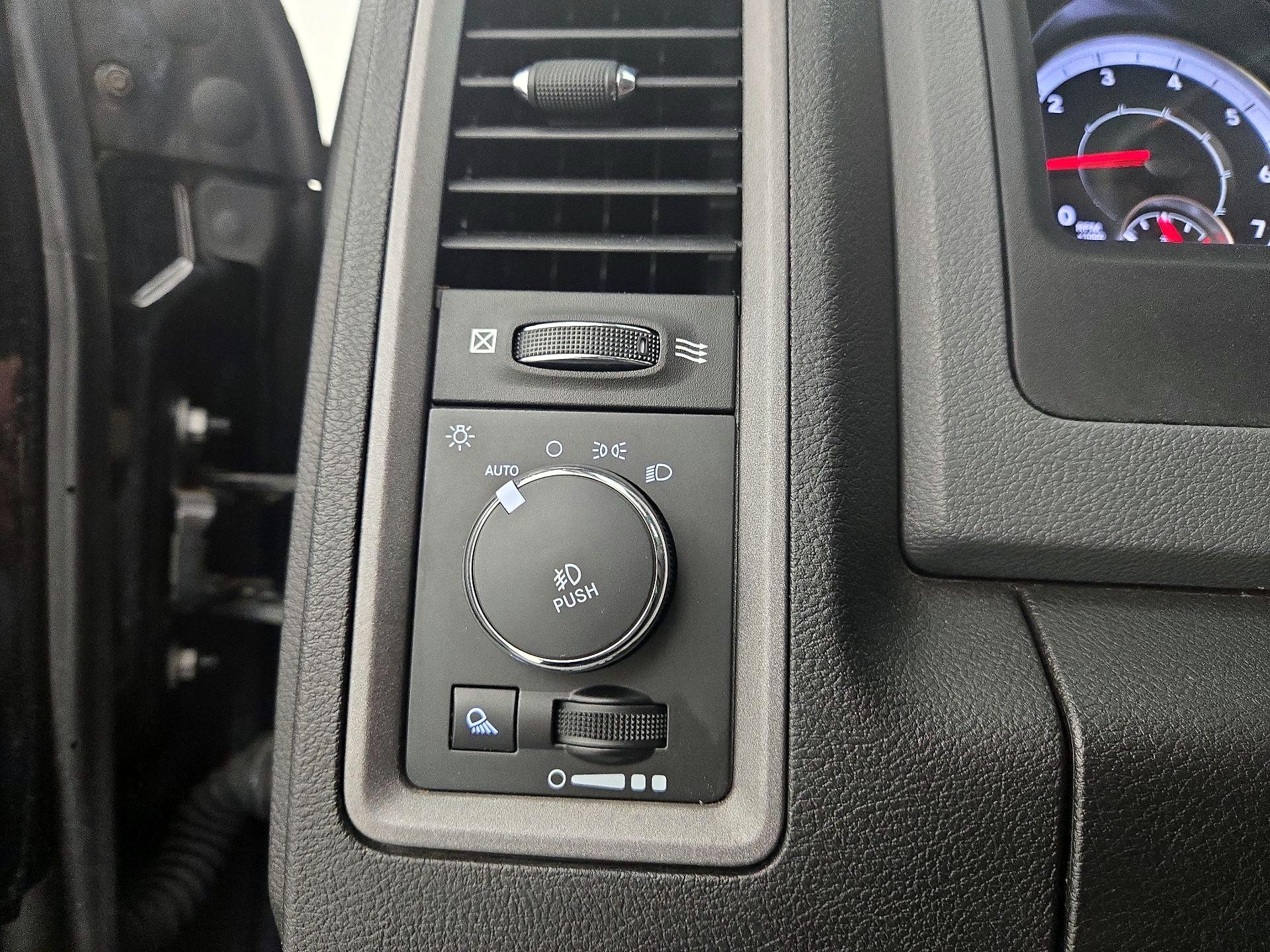 Thumbnail: 2019 RAM 1500 Classic - 13