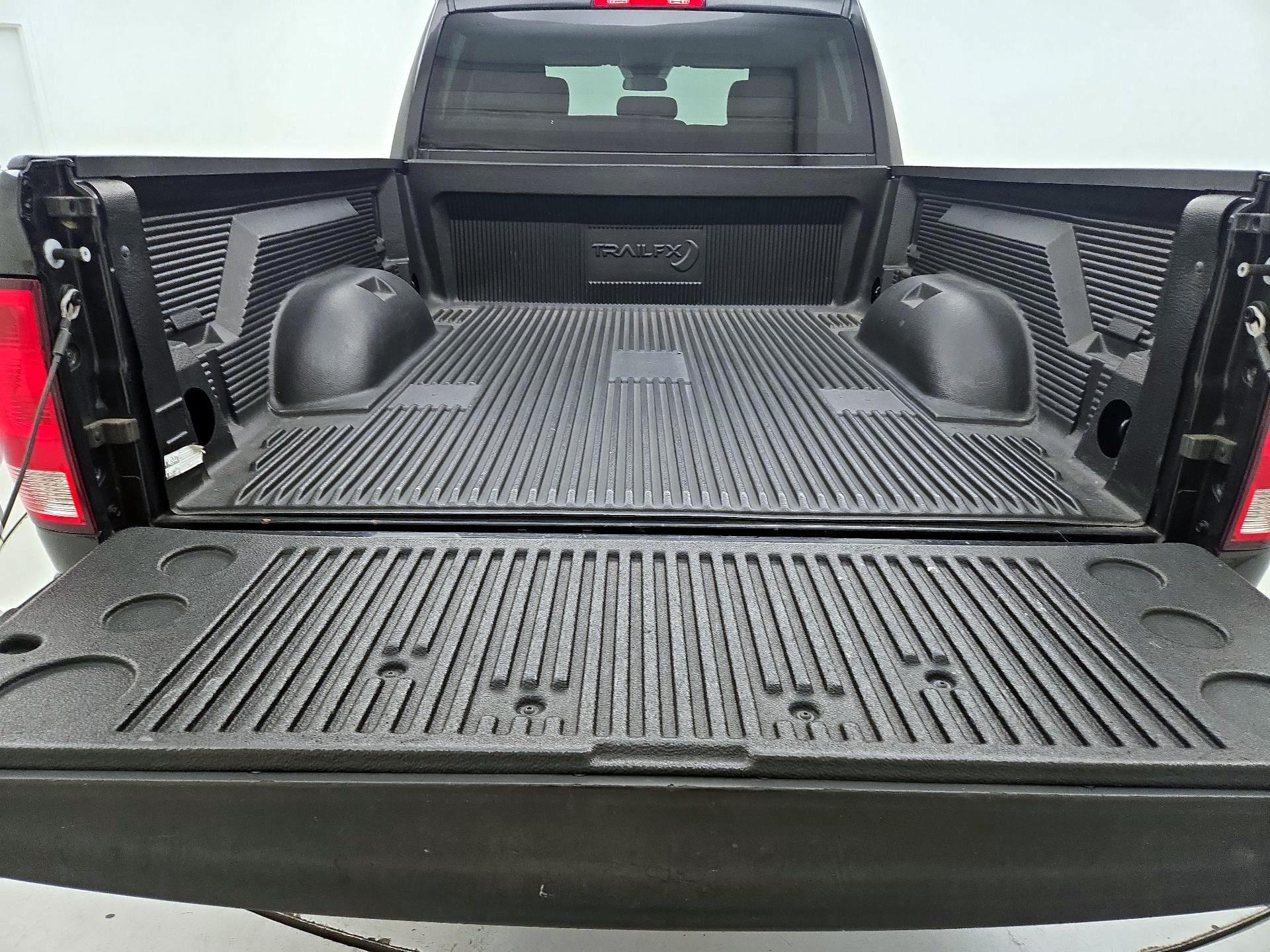 Thumbnail: 2019 RAM 1500 Classic - 19
