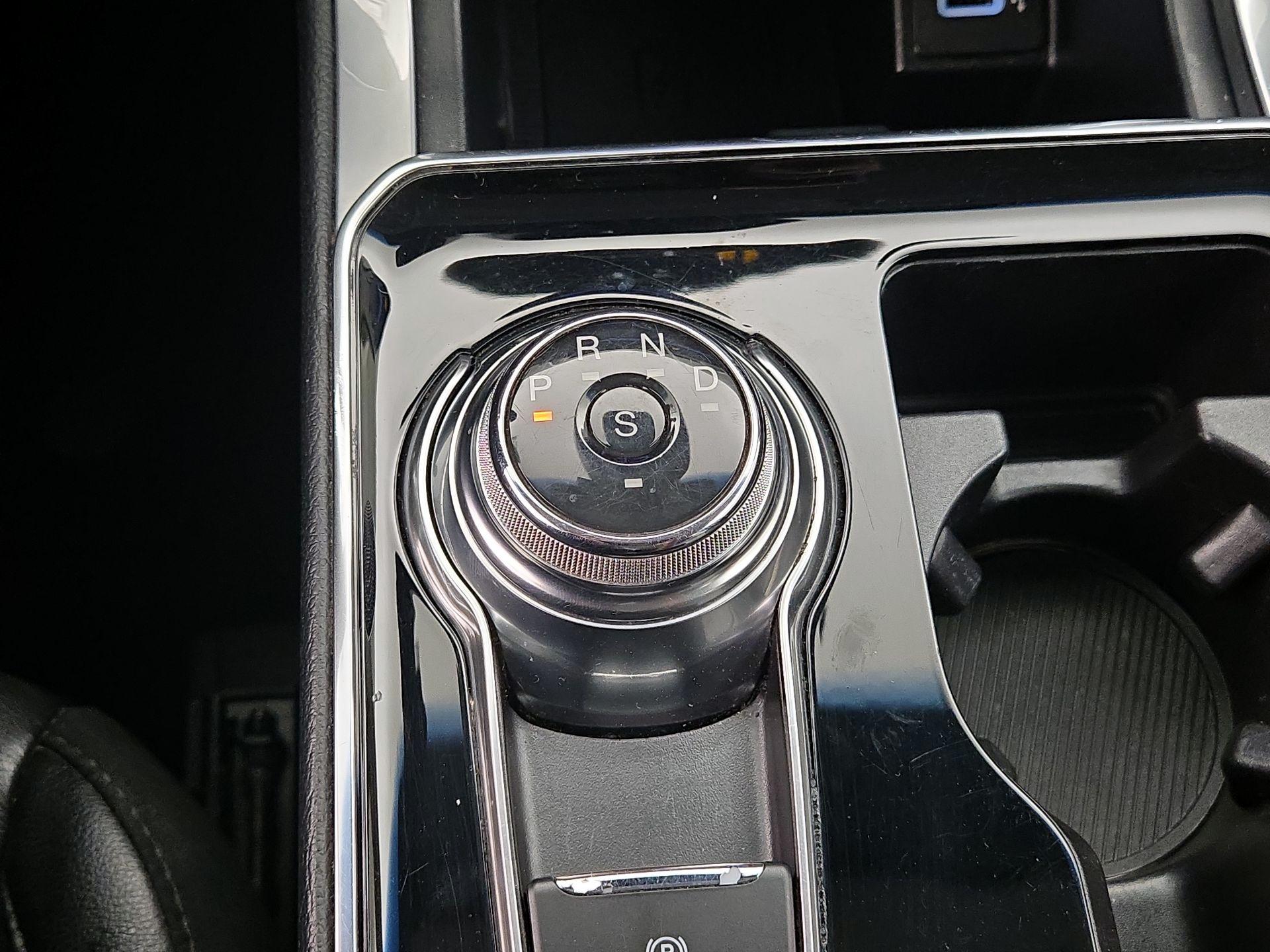 Thumbnail: 2019 Ford Edge - 17