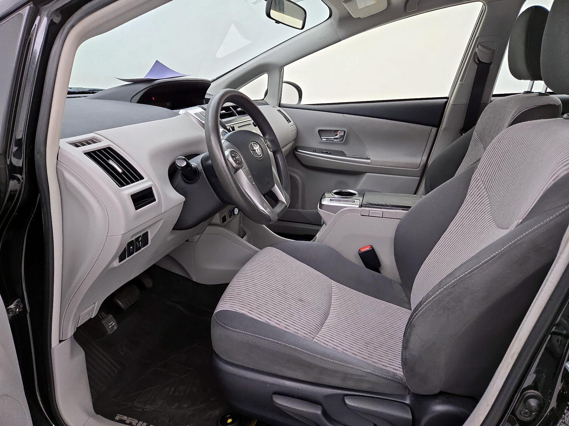 Thumbnail: 2017 Toyota Prius v - 11