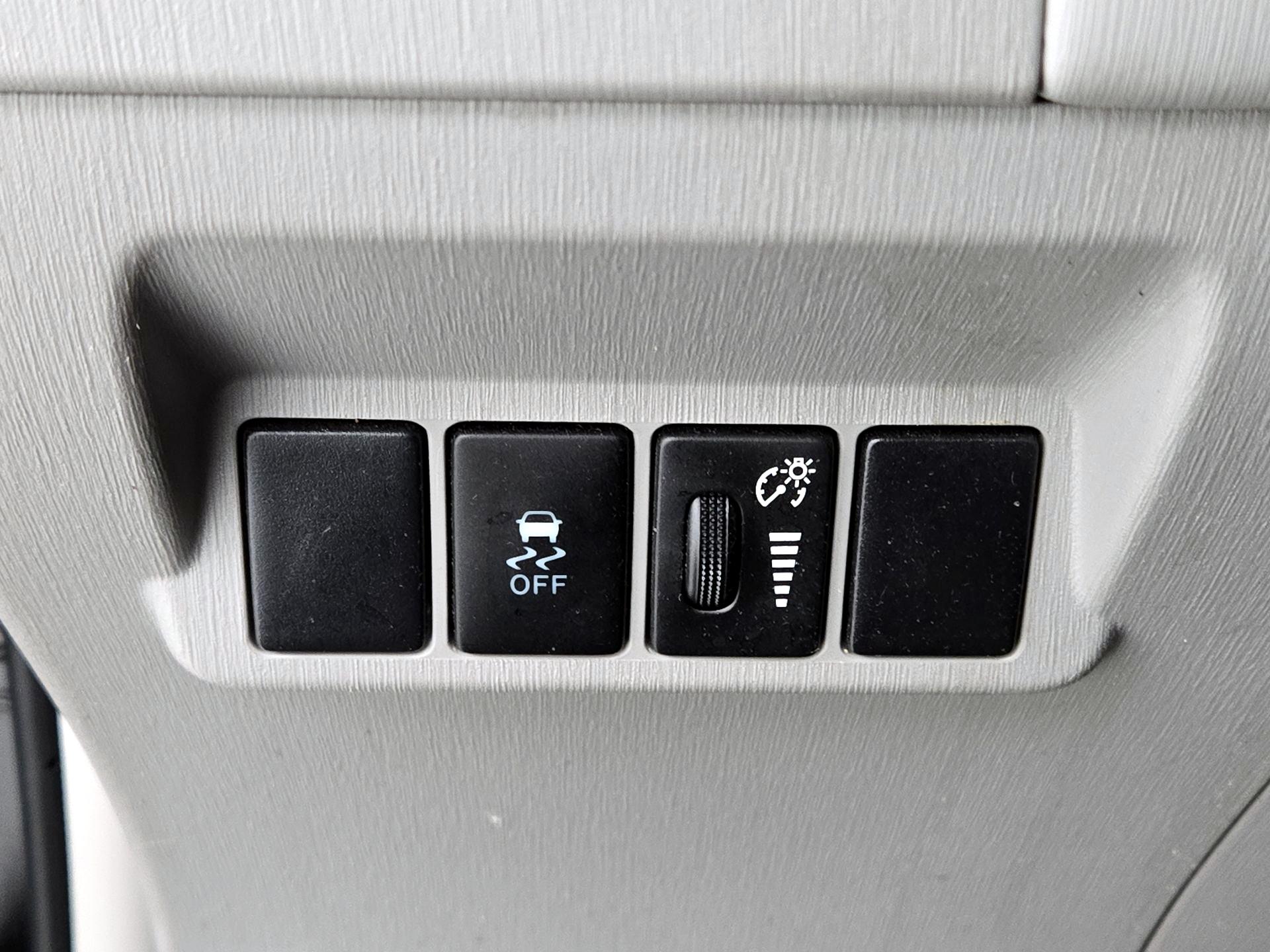 Thumbnail: 2017 Toyota Prius v - 13