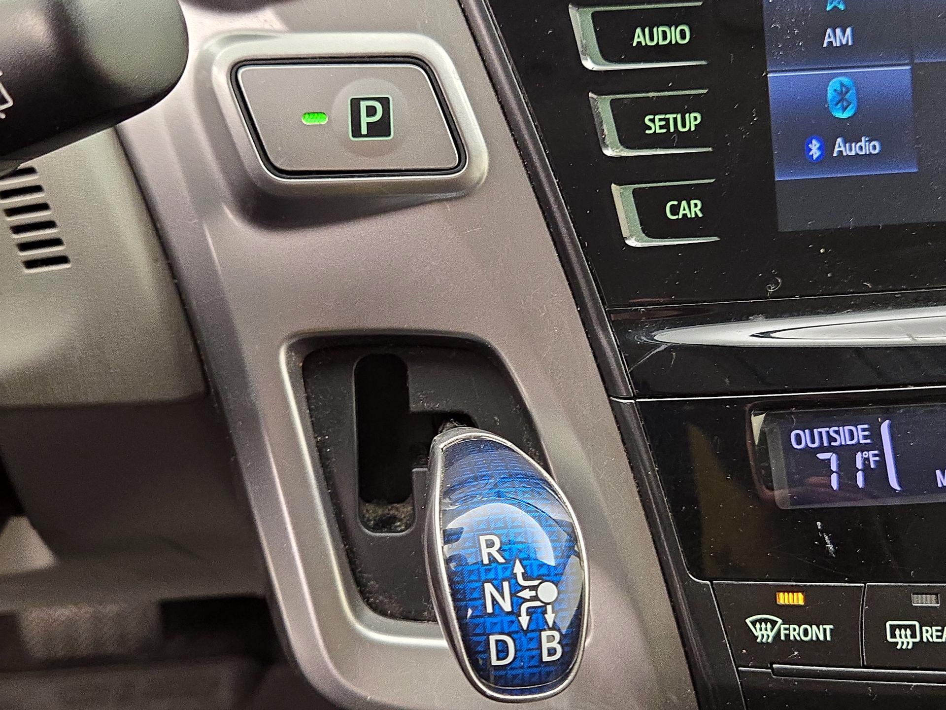 Thumbnail: 2017 Toyota Prius v - 17