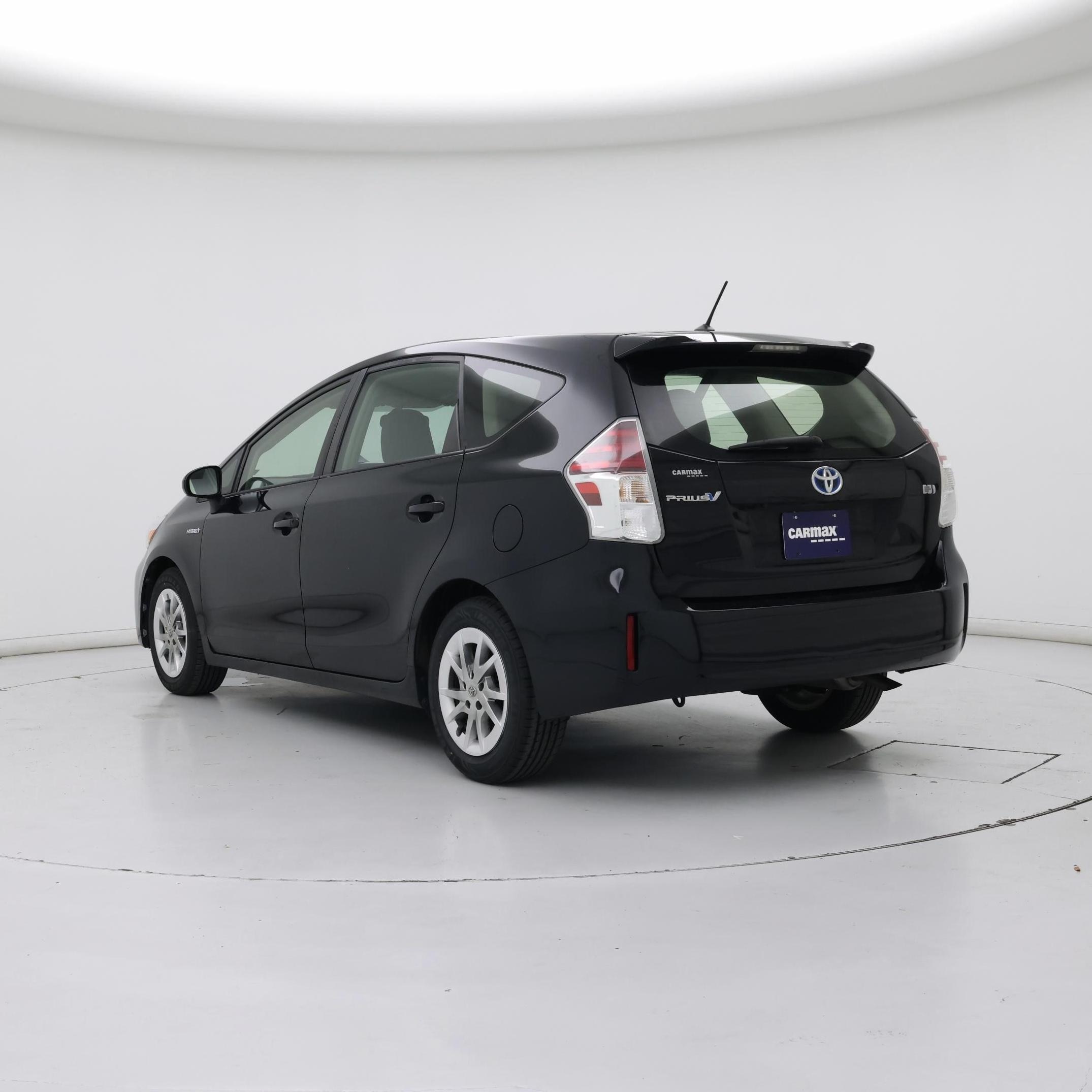 Thumbnail: 2017 Toyota Prius v - 2