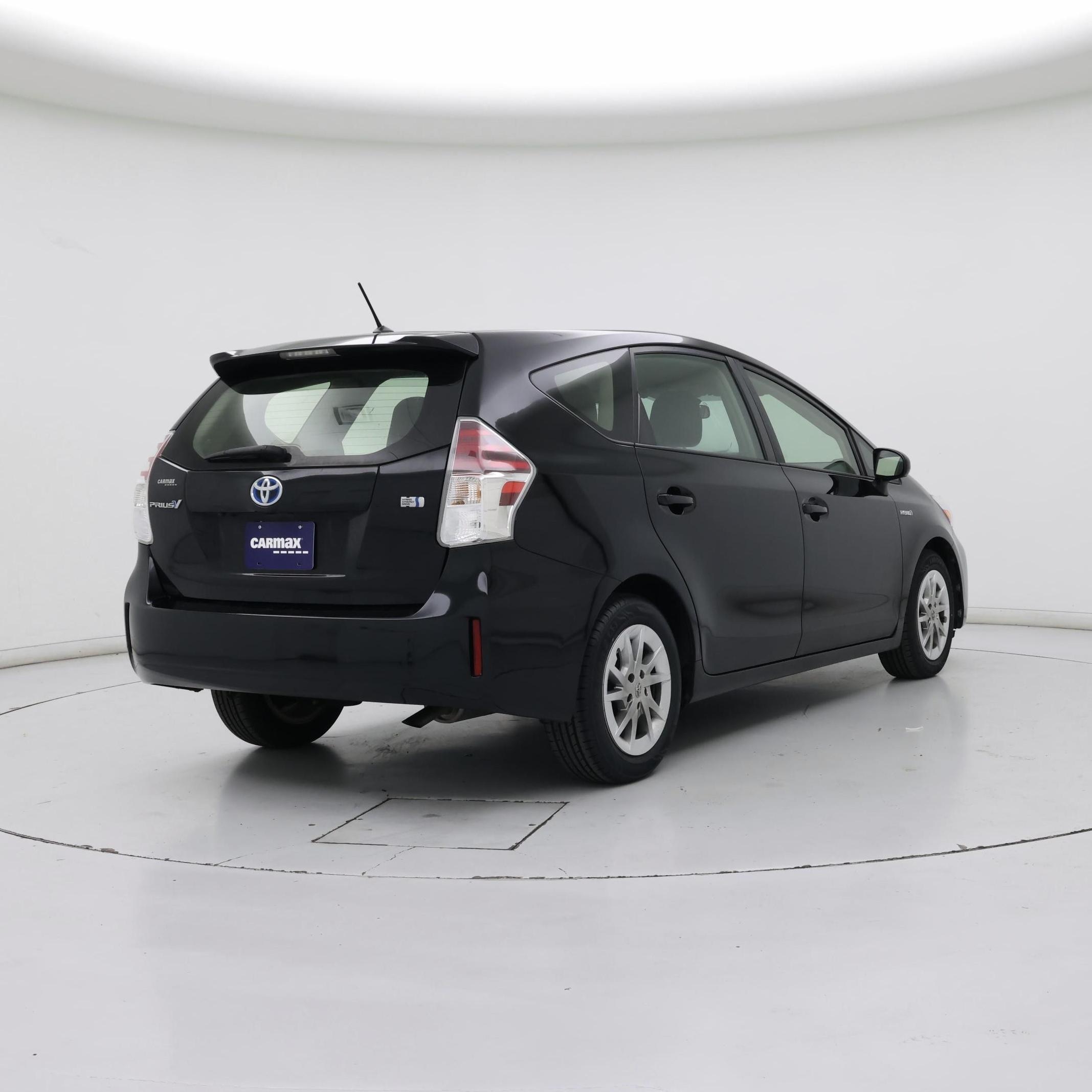 Thumbnail: 2017 Toyota Prius v - 8