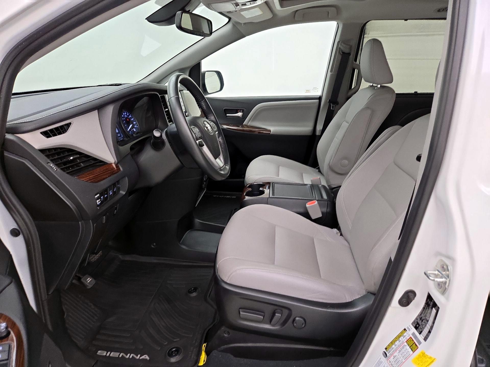 Thumbnail: 2020 Toyota Sienna - 11