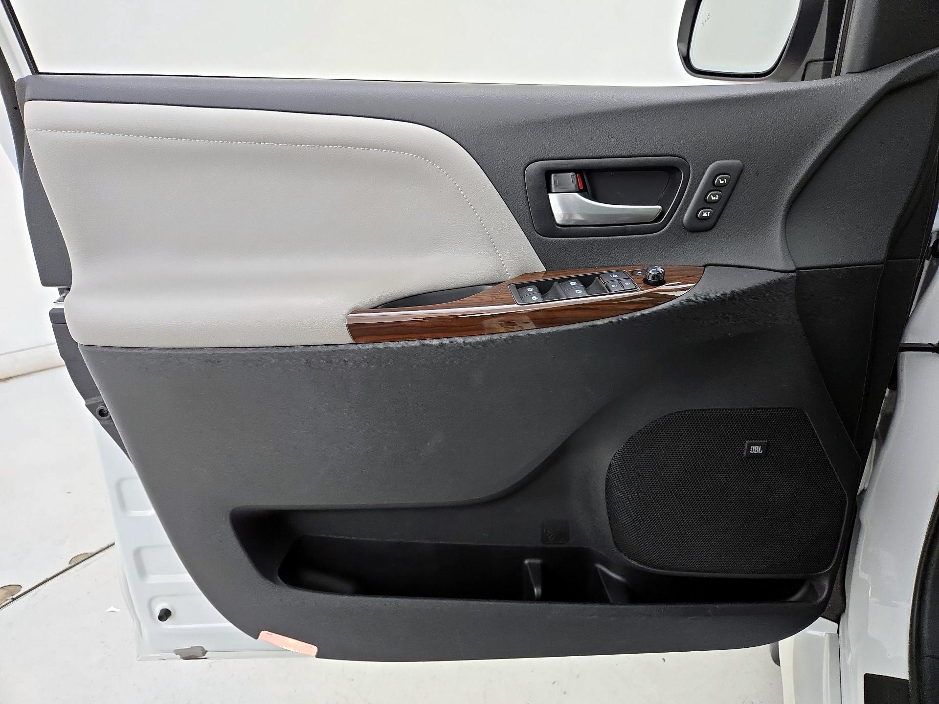 Thumbnail: 2020 Toyota Sienna - 12