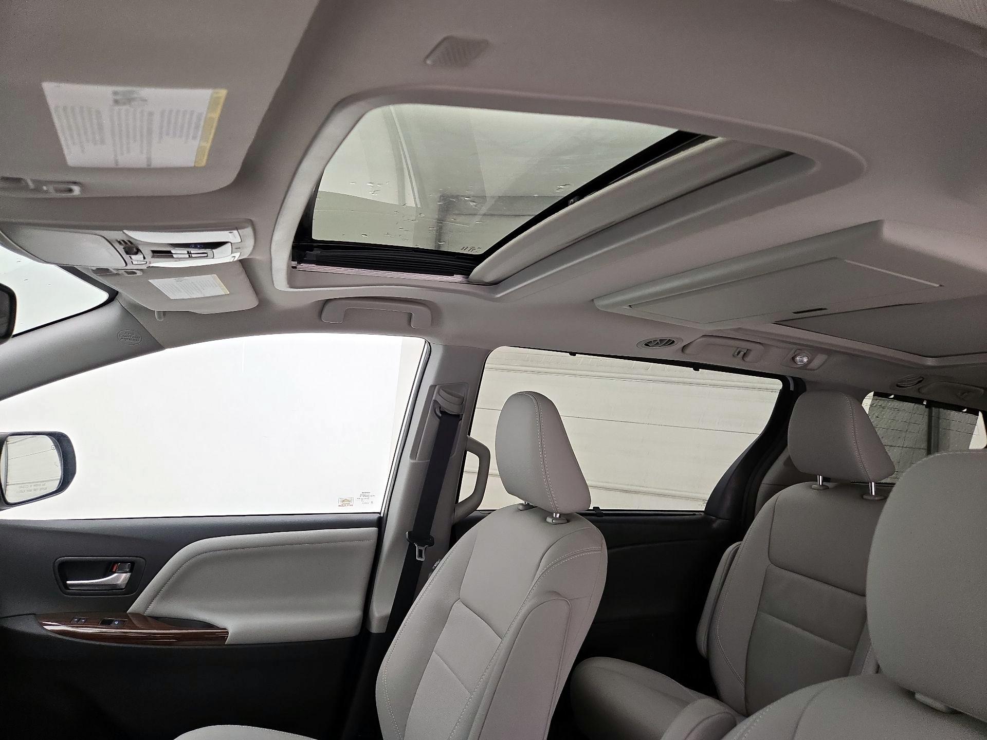 Thumbnail: 2020 Toyota Sienna - 20