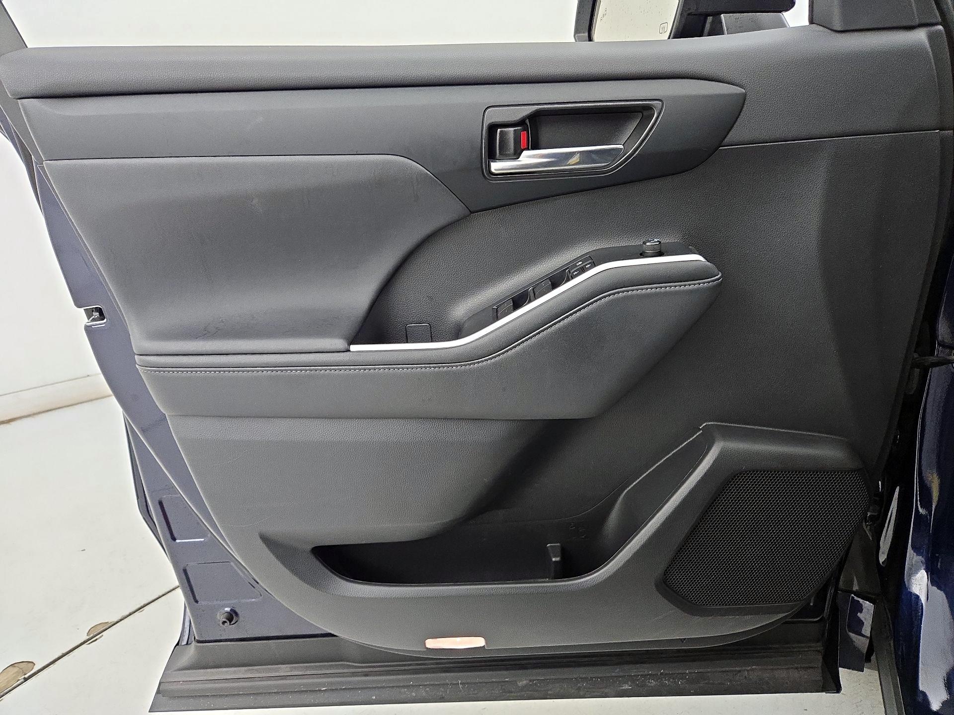 Thumbnail: 2023 Toyota Highlander - 12