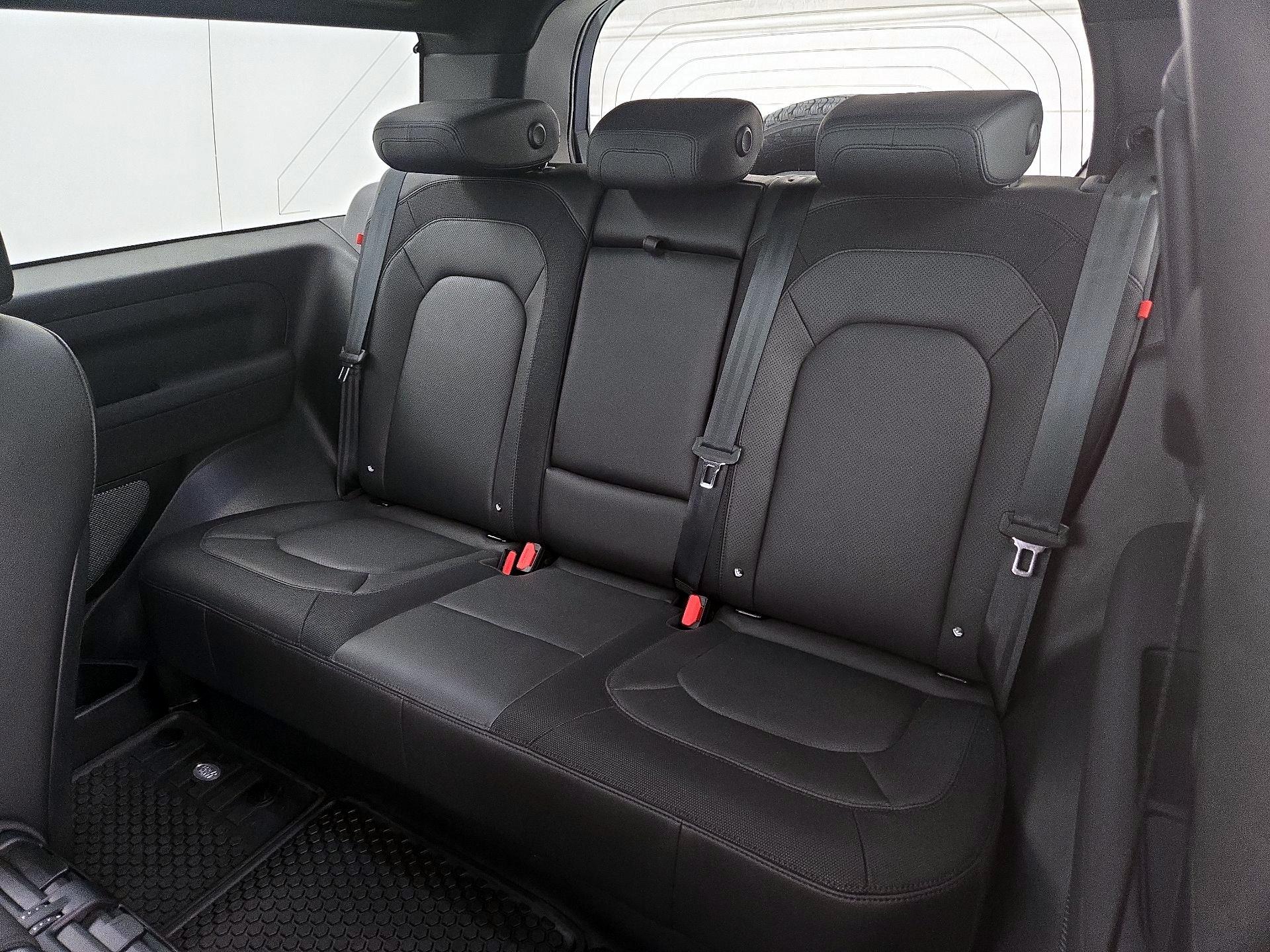 Thumbnail: 2023 Land Rover Defender - 20
