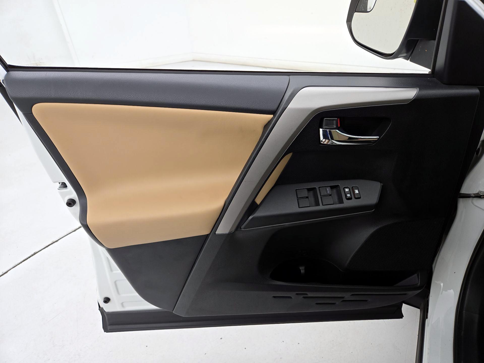 Thumbnail: 2016 Toyota RAV4 - 12