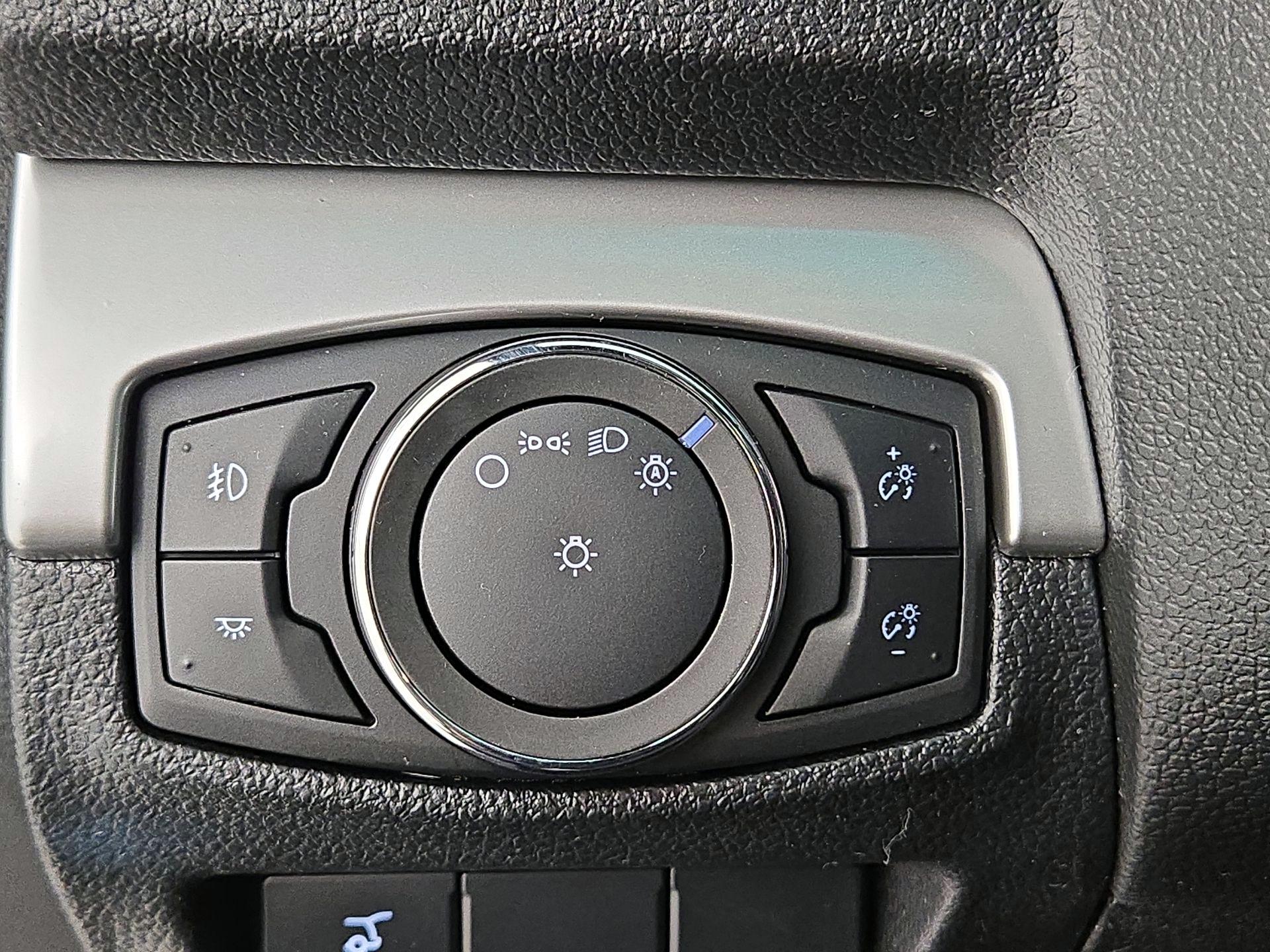 Thumbnail: 2016 Ford Explorer - 13