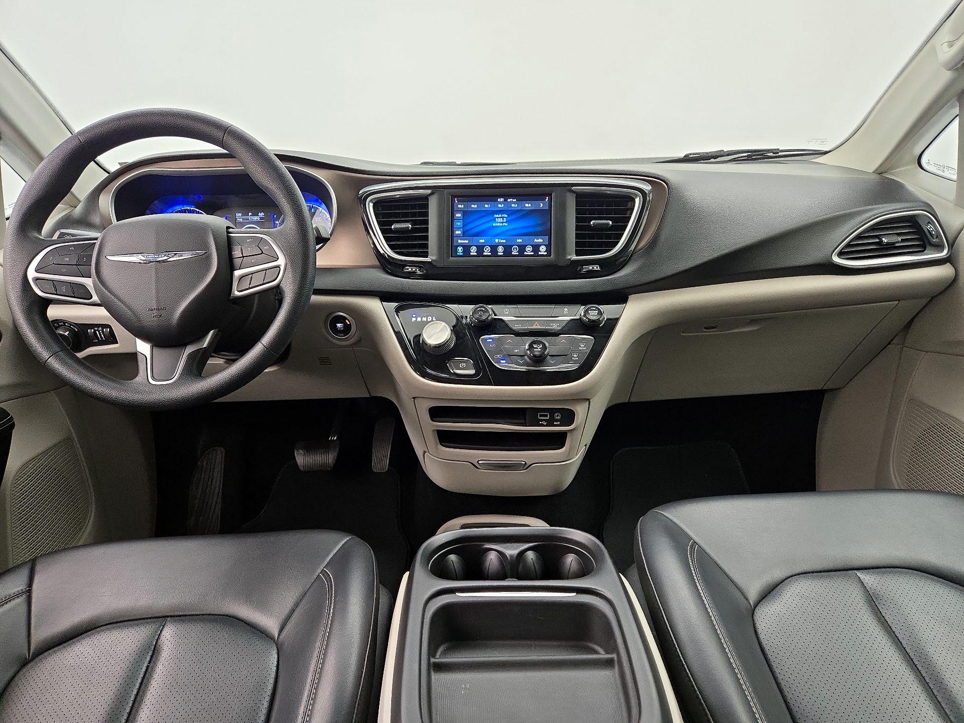 Thumbnail: 2020 Chrysler Voyager - 9