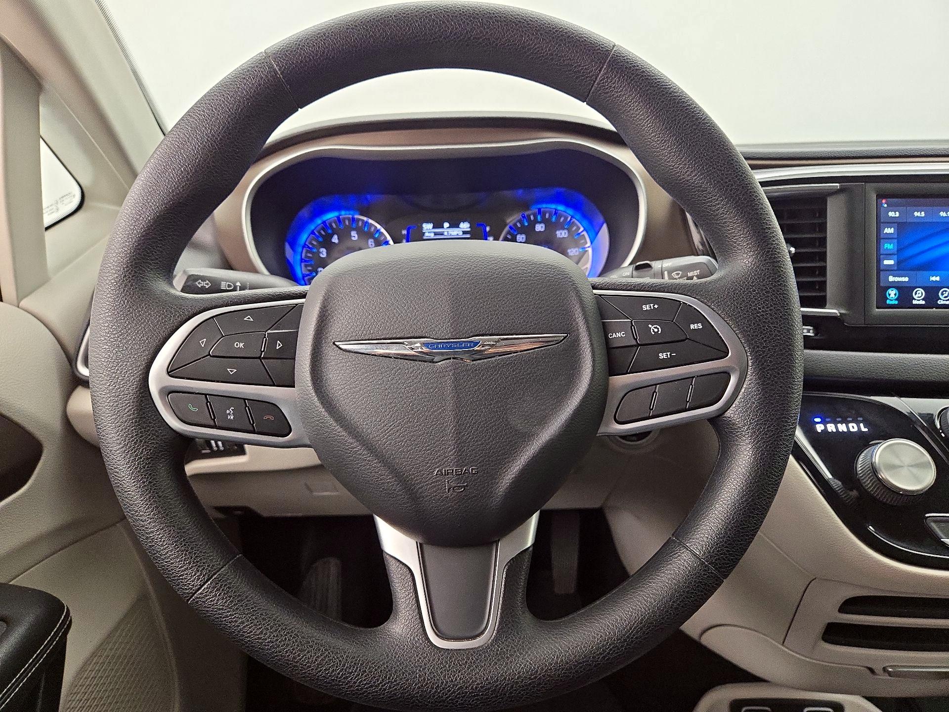 Thumbnail: 2020 Chrysler Voyager - 10