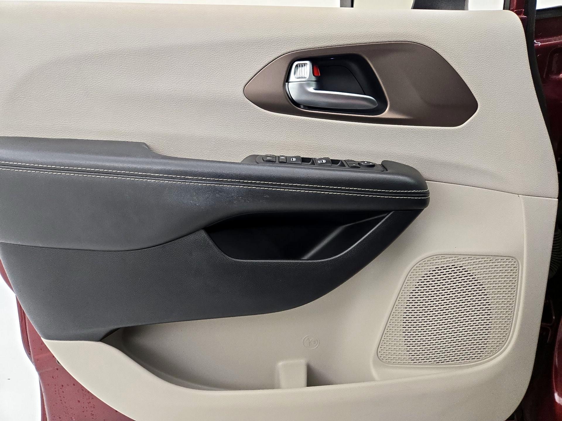 Thumbnail: 2020 Chrysler Voyager - 12