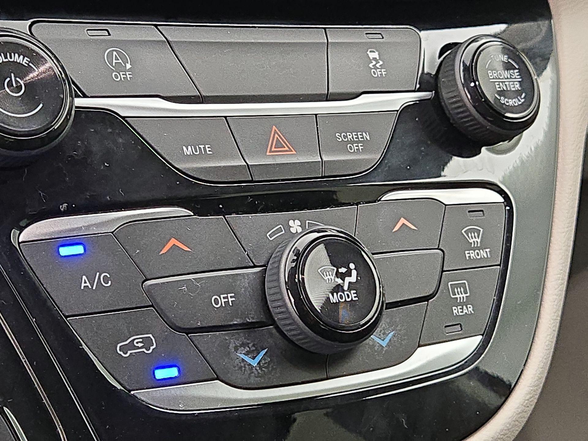 Thumbnail: 2020 Chrysler Voyager - 16
