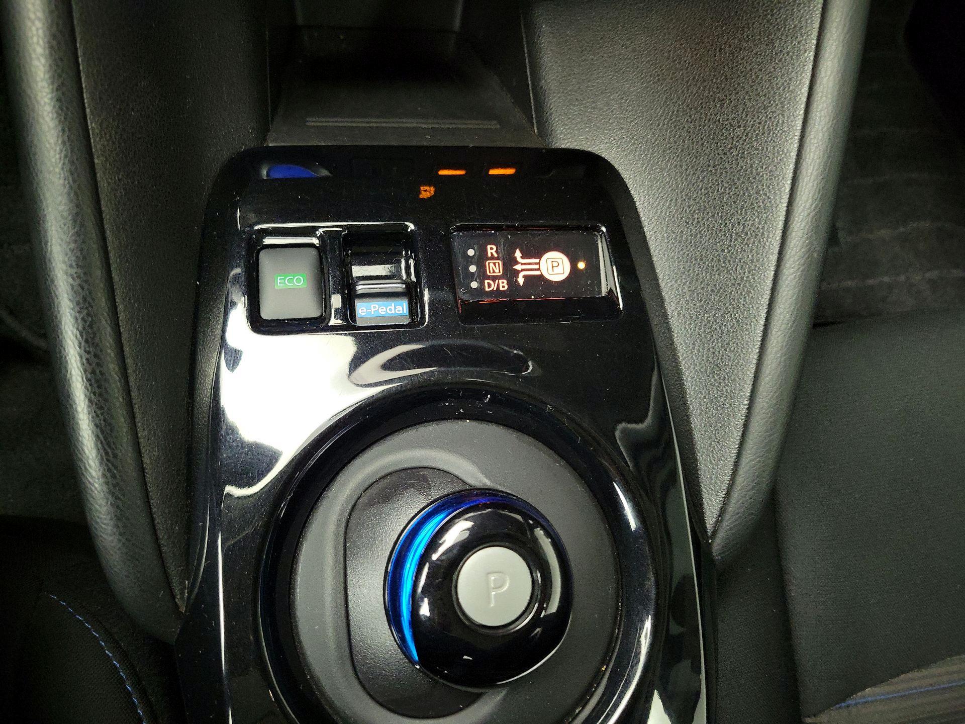 Thumbnail: 2022 Nissan Leaf - 17