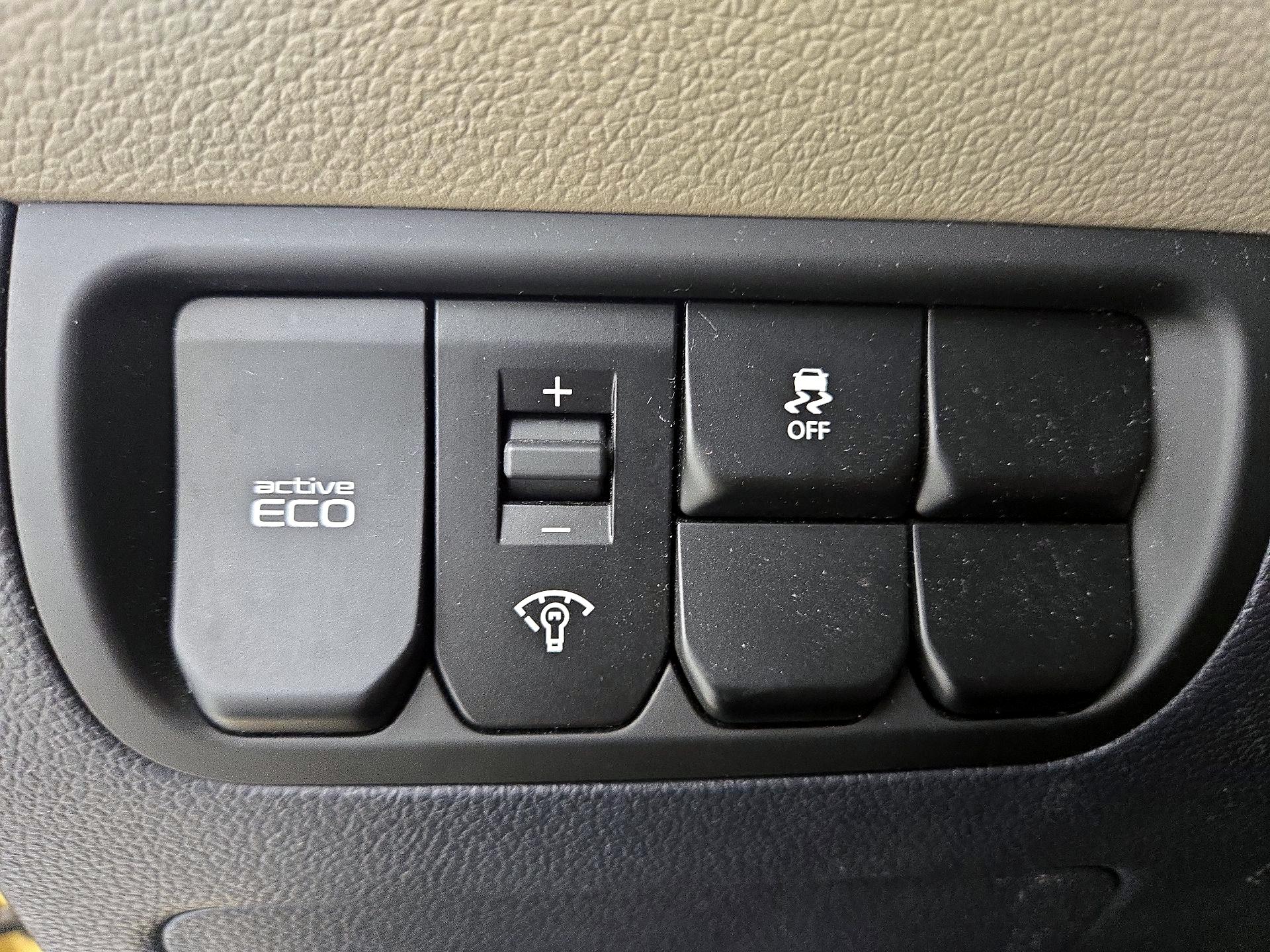 Thumbnail: 2016 Kia Rio - 13