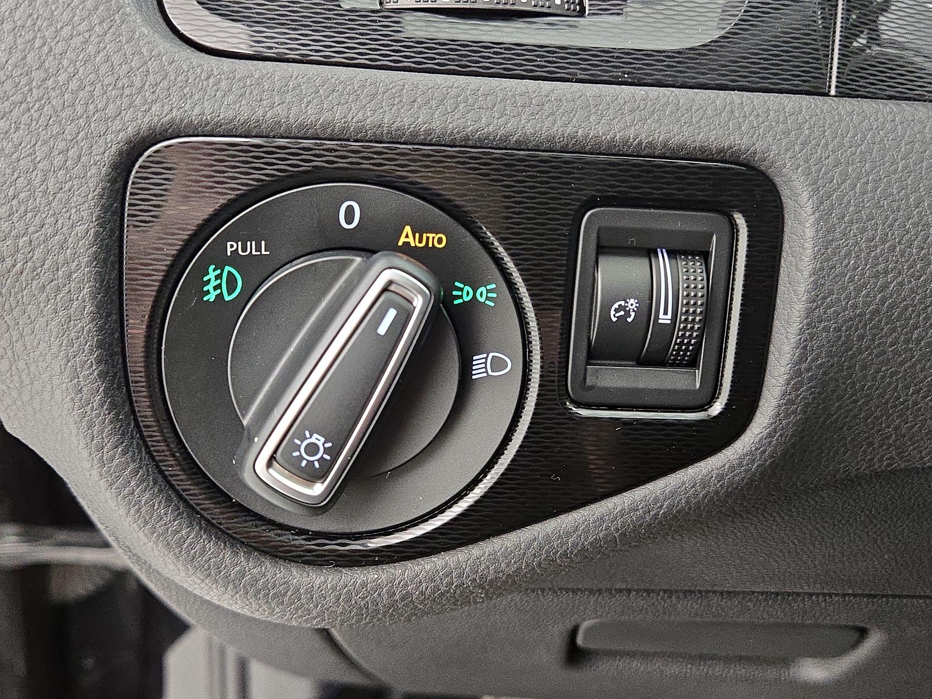 Thumbnail: 2016 Volkswagen Golf - 13