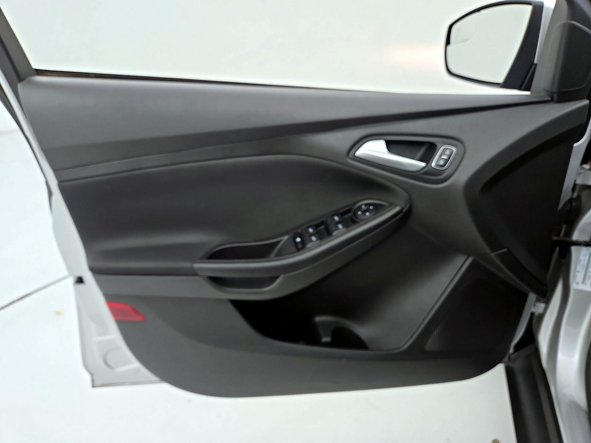 Thumbnail: 2016 Ford Focus - 12