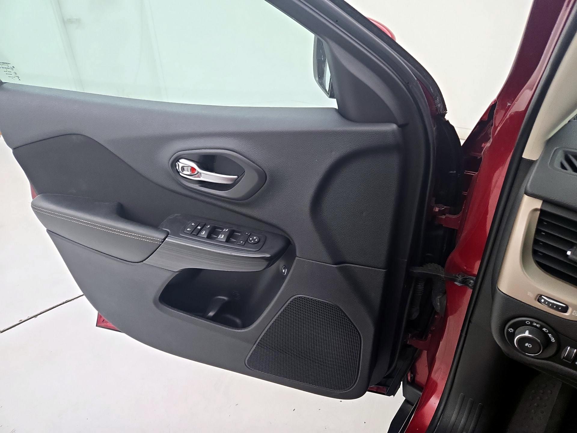 Thumbnail: 2016 Jeep Cherokee - 12