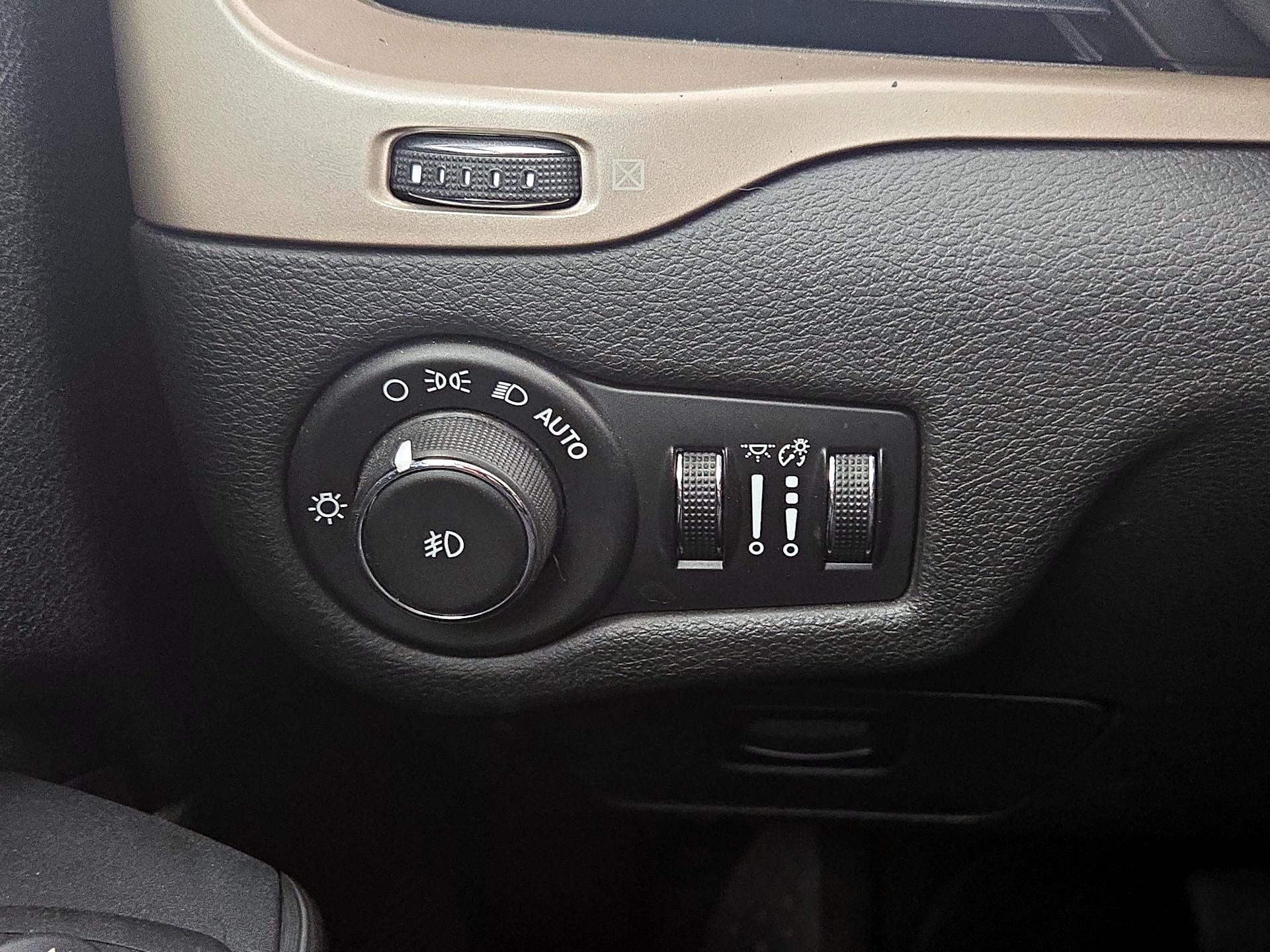 Thumbnail: 2016 Jeep Cherokee - 13