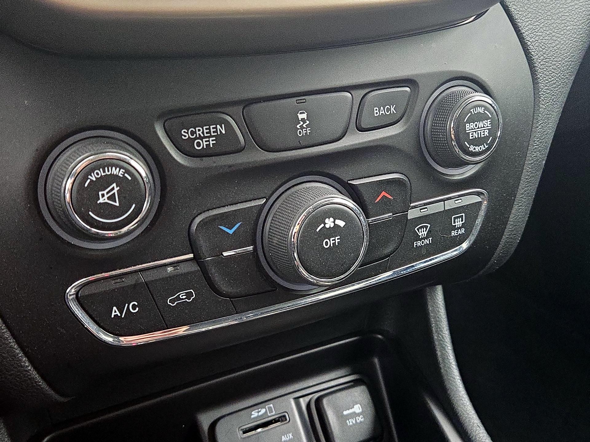Thumbnail: 2016 Jeep Cherokee - 17