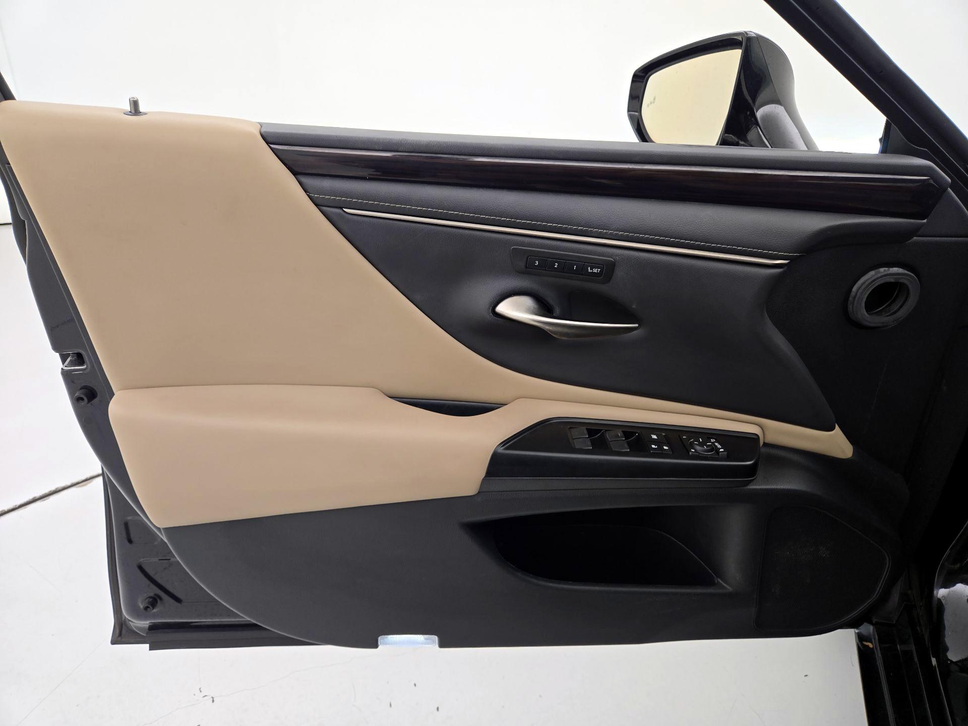 Thumbnail: 2020 Lexus ES - 12
