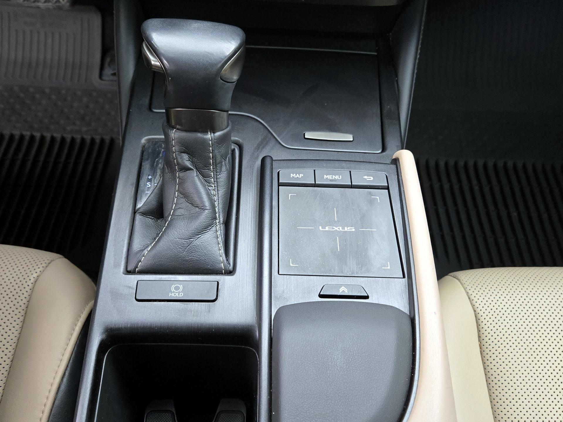 Thumbnail: 2020 Lexus ES - 17