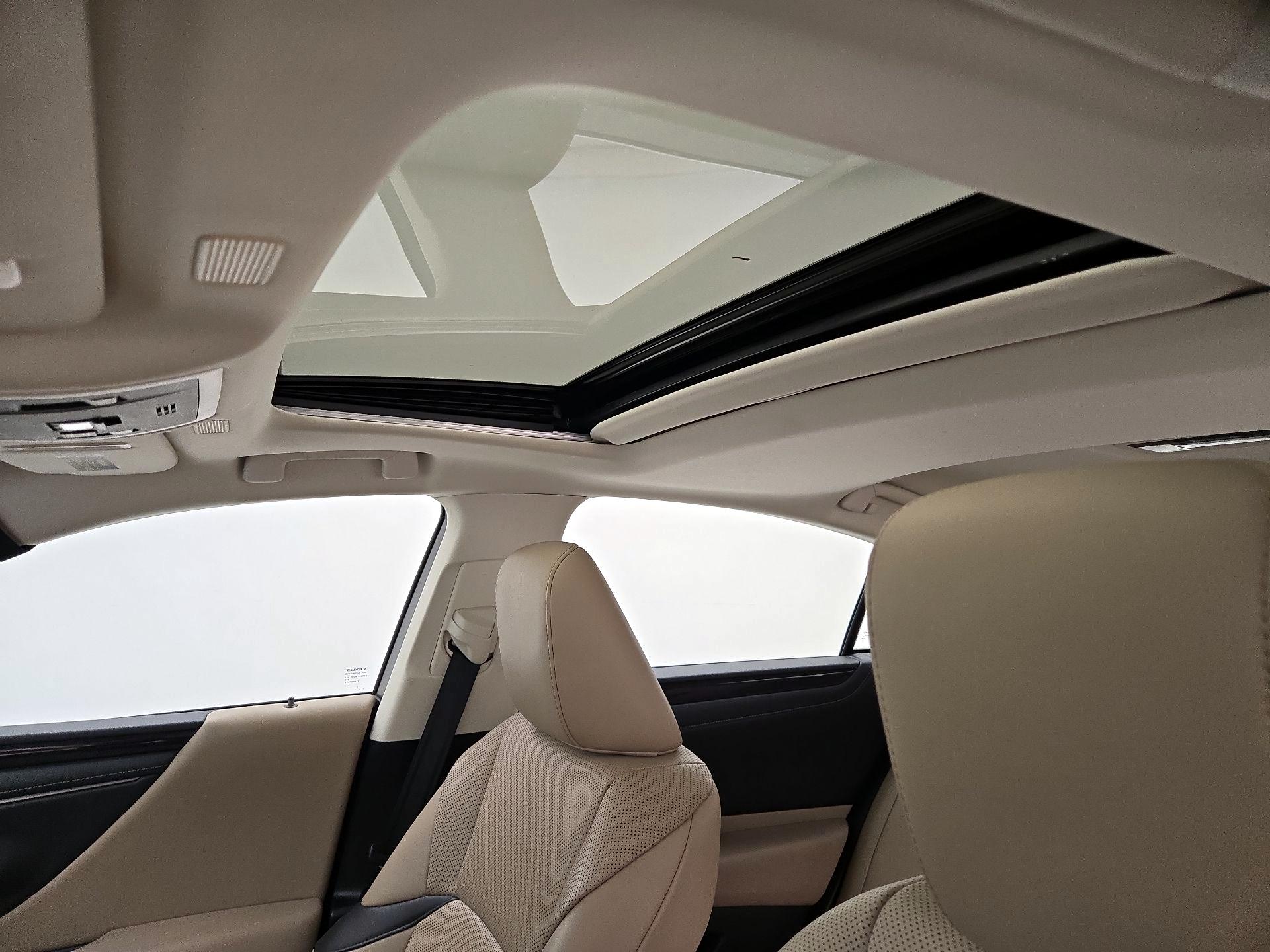 Thumbnail: 2020 Lexus ES - 19