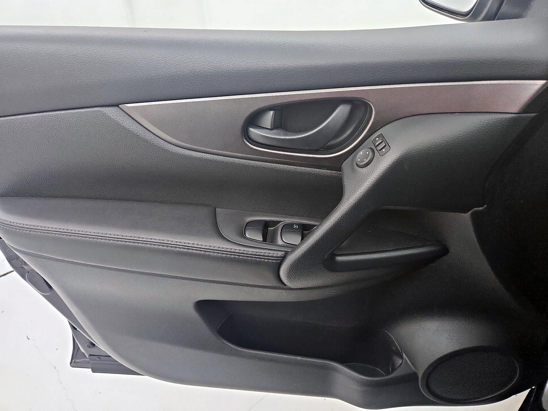 Thumbnail: 2020 Nissan Rogue Sport - 12