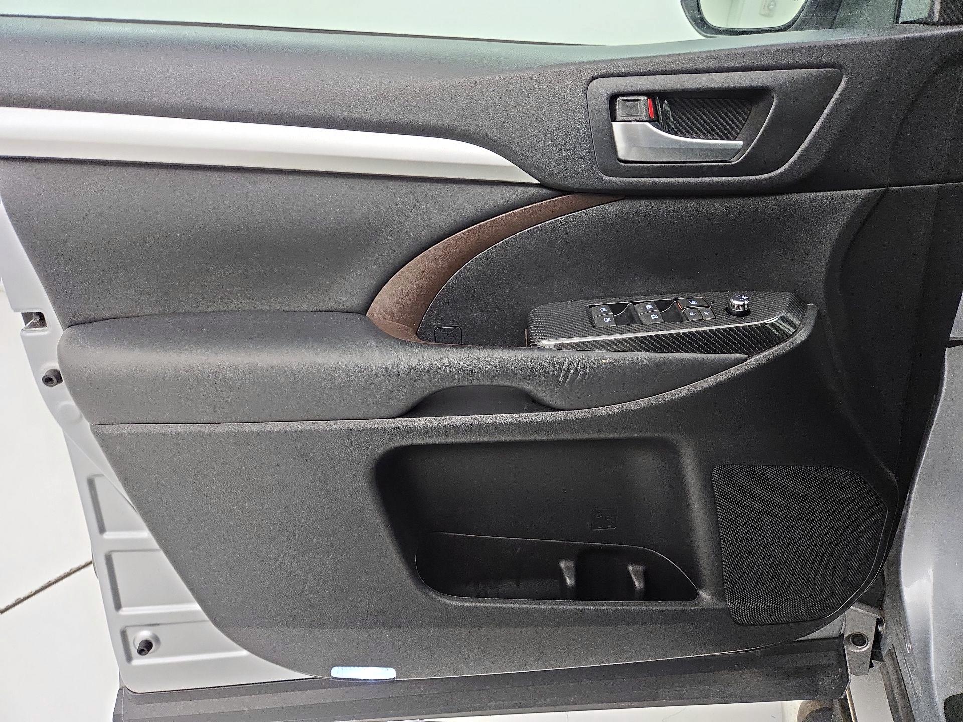 Thumbnail: 2015 Toyota Highlander - 12