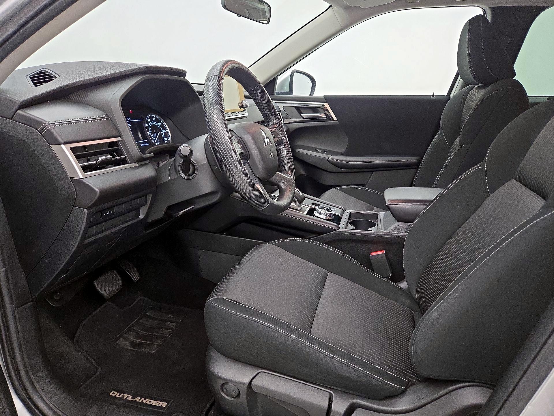 Thumbnail: 2022 Mitsubishi Outlander - 11