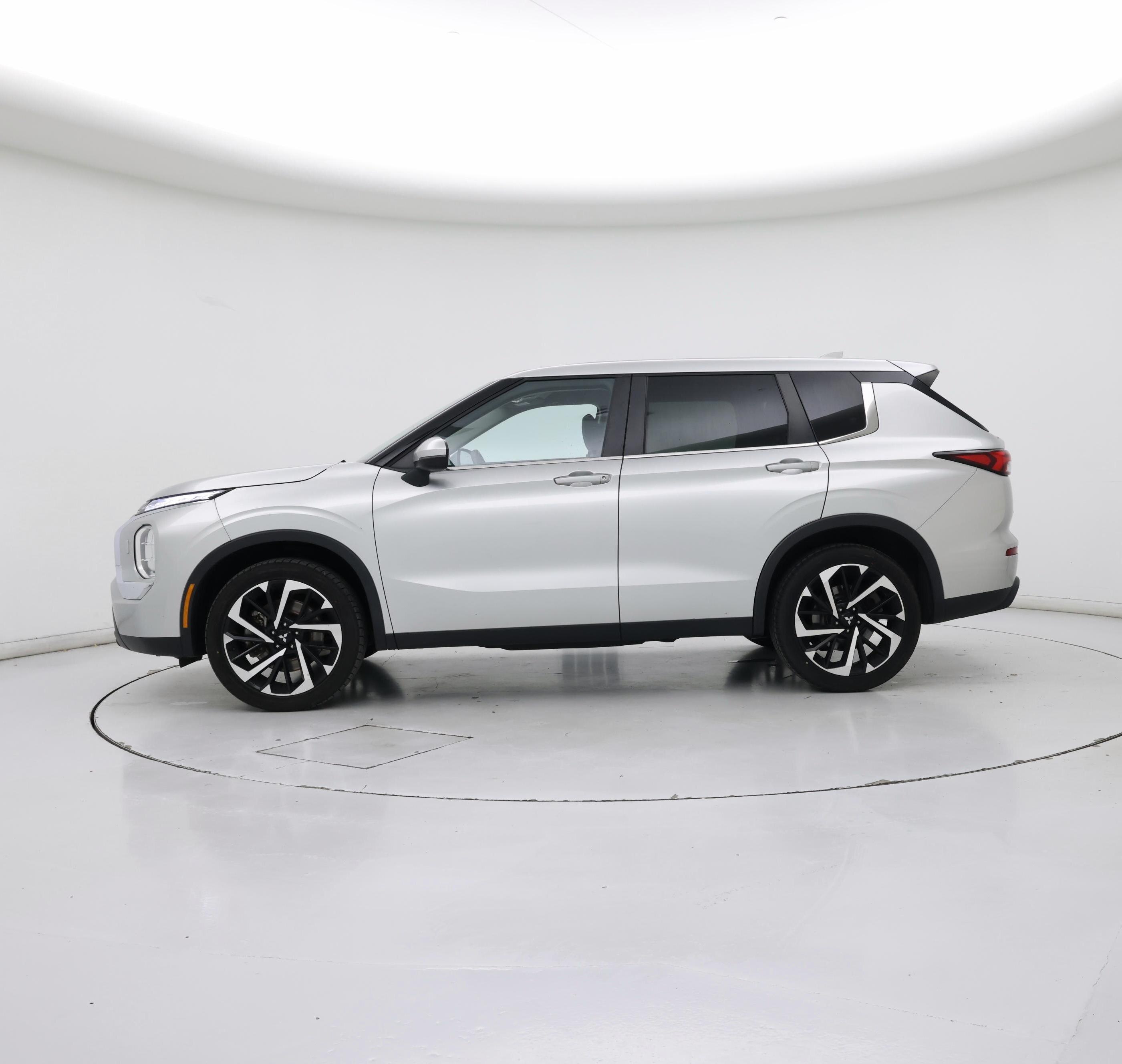 Thumbnail: 2022 Mitsubishi Outlander - 3