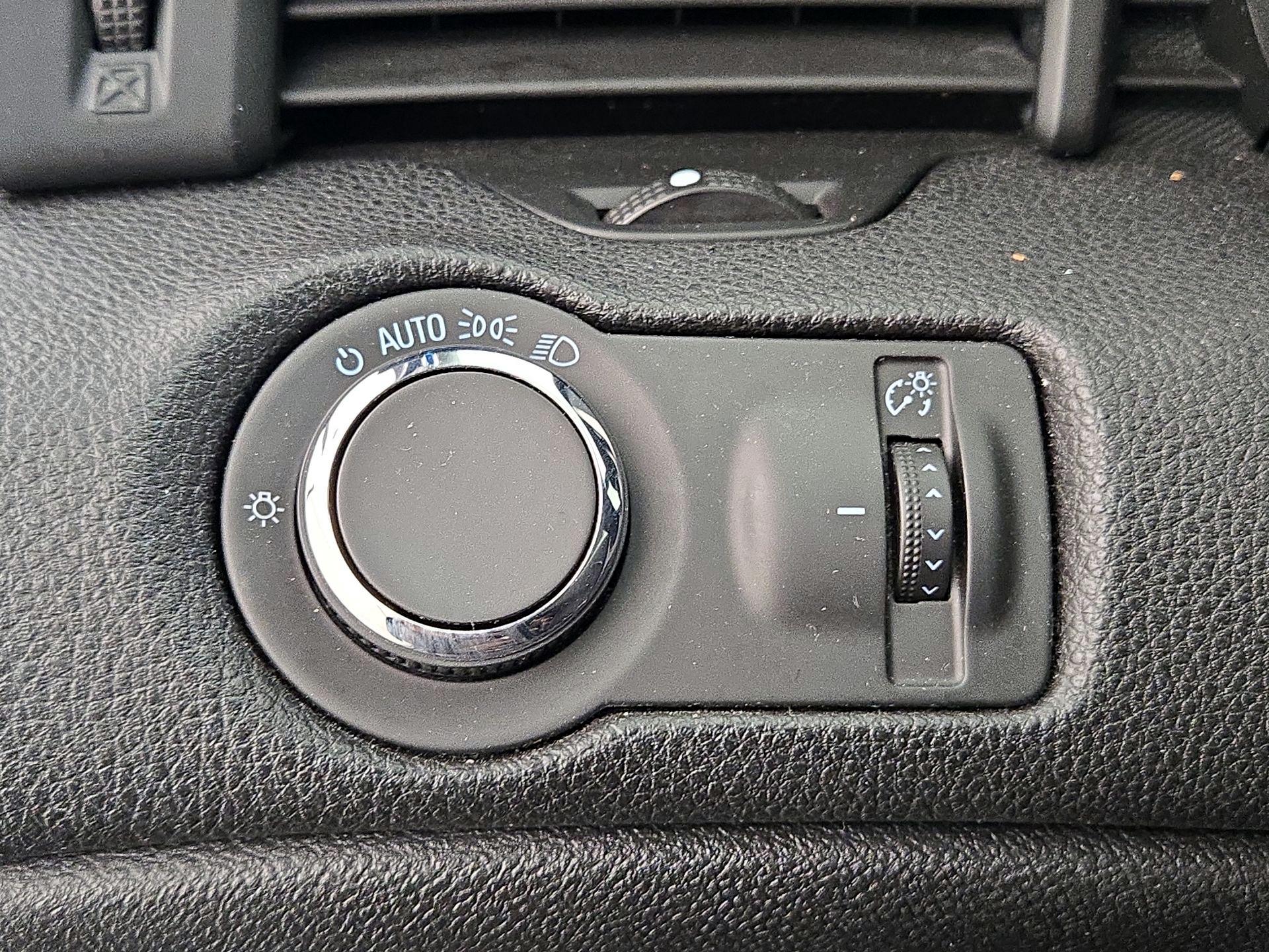 Thumbnail: 2015 Chevrolet Malibu - 13