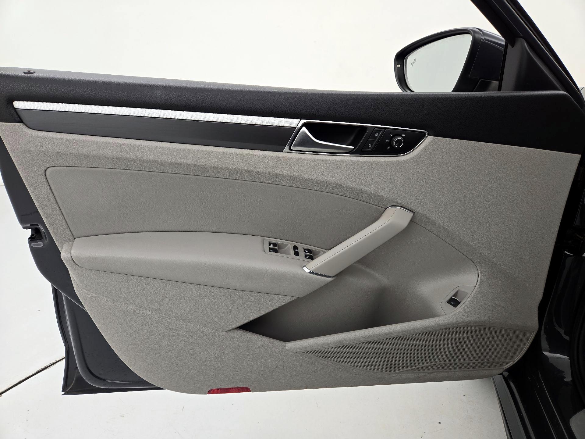 Thumbnail: 2017 Volkswagen Passat - 12