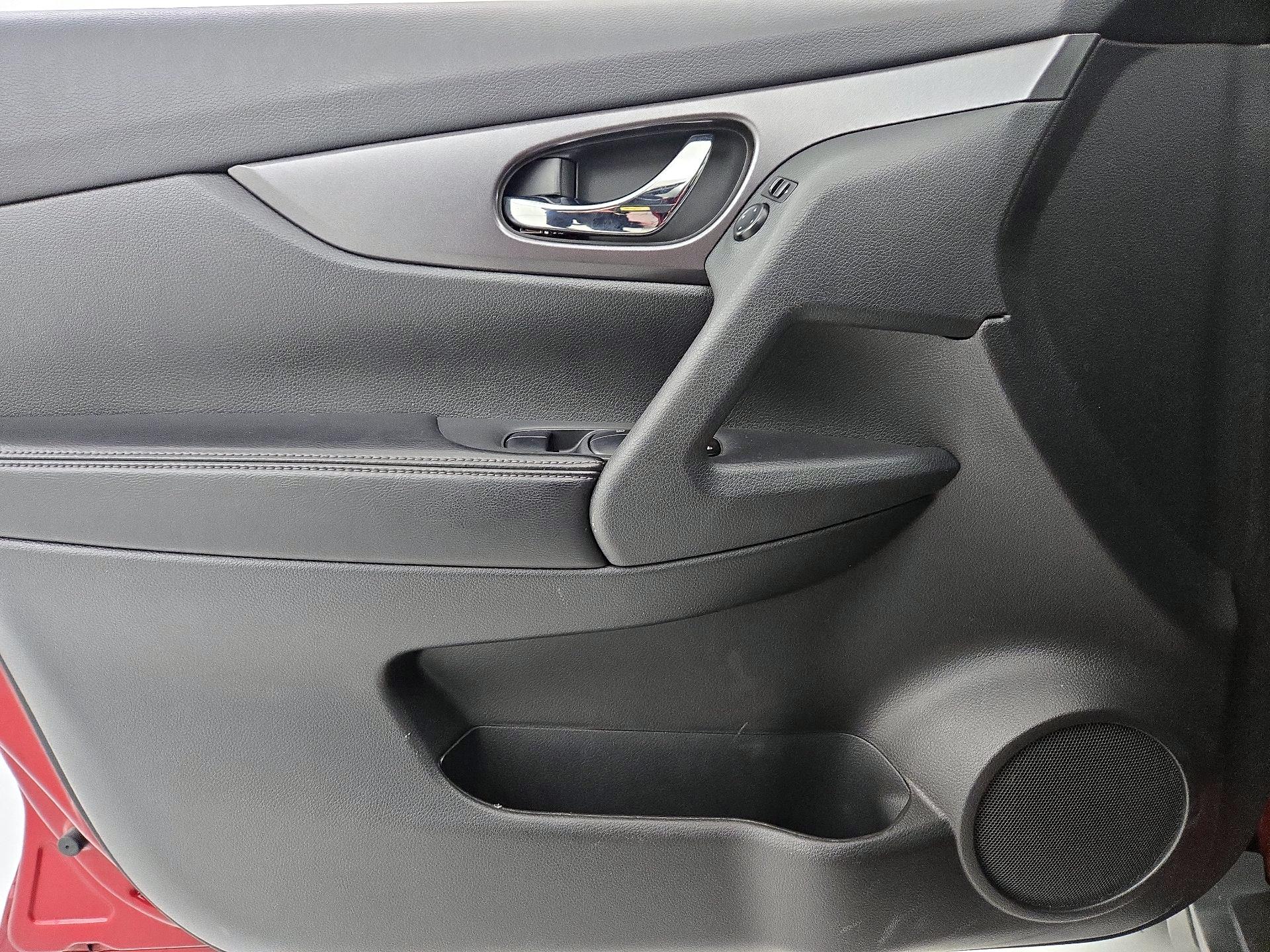 Thumbnail: 2016 Nissan Rogue - 12